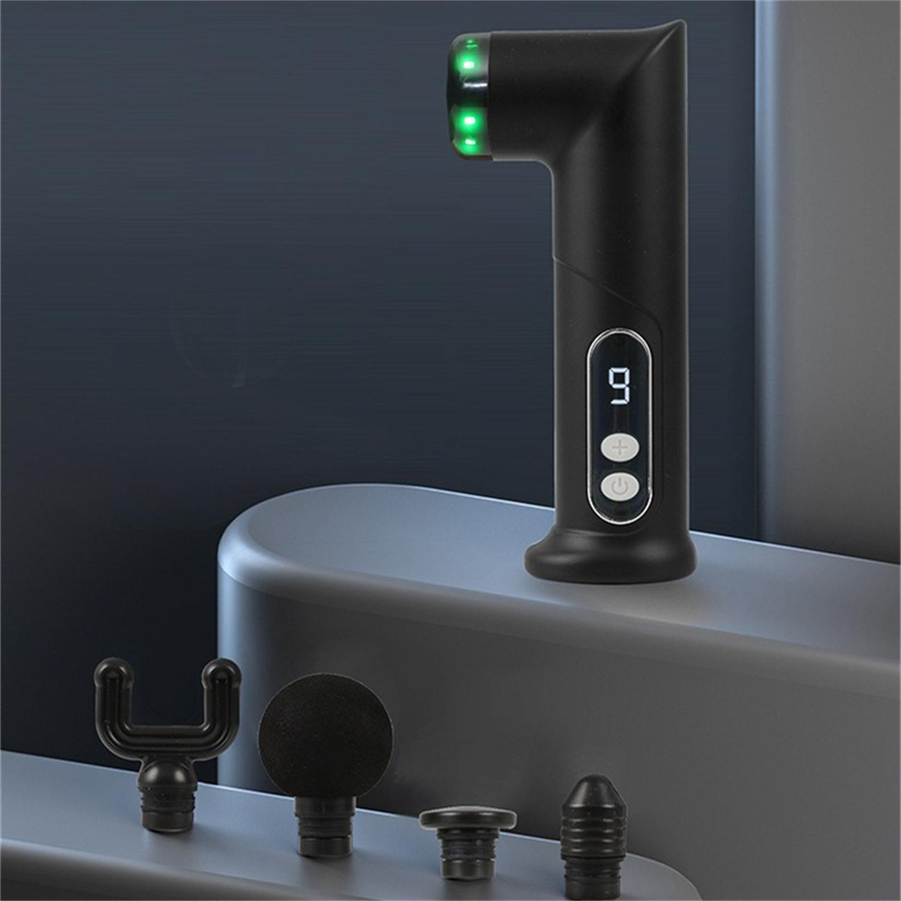 Eine schwarze Massagepistole mit Aufsätzen und Digitalanzeige, auf neutralem Hintergrund.