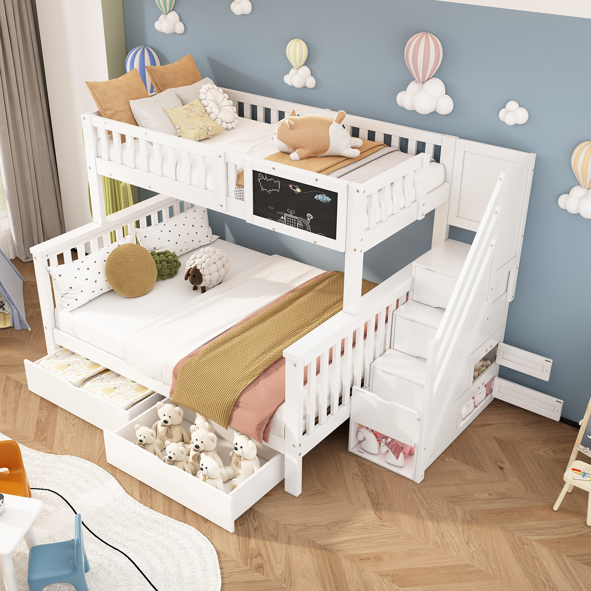 Ein weißes Etagenbett mit Schubladen, Treppen und einer Tafel. Ballons und Spielzeug sind sichtbar.