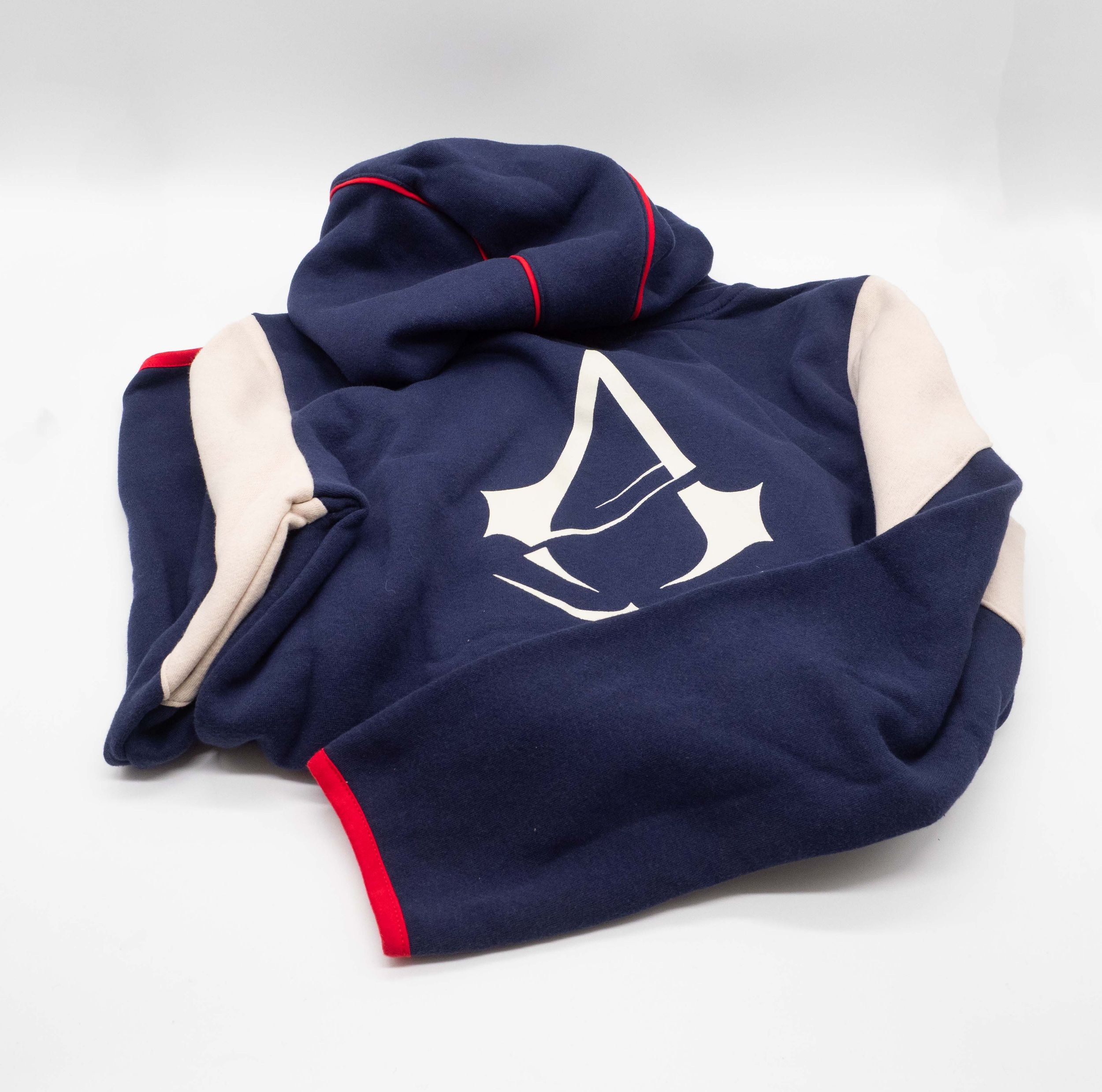 Marineblauer Kapuzenpullover mit weißem Logo und roten Akzenten. Weißer Hintergrund.