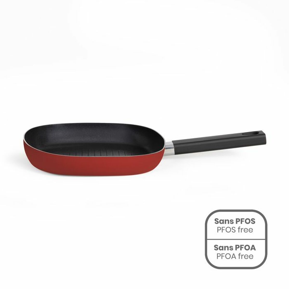Rote Bratpfanne mit schwarzem Griff. Weißer Hintergrund, Label ohne PFOA/PFOS.