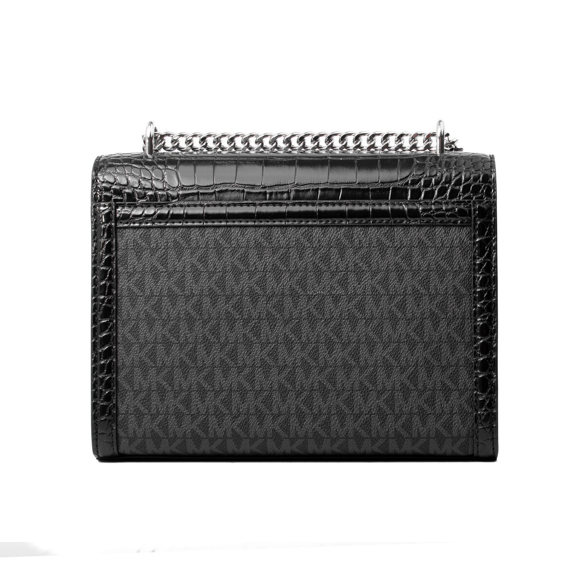 Schwarze Tasche mit Kettenträger. Krokodil-Klappe, MK-Logo-Muster. Weißer Hintergrund.