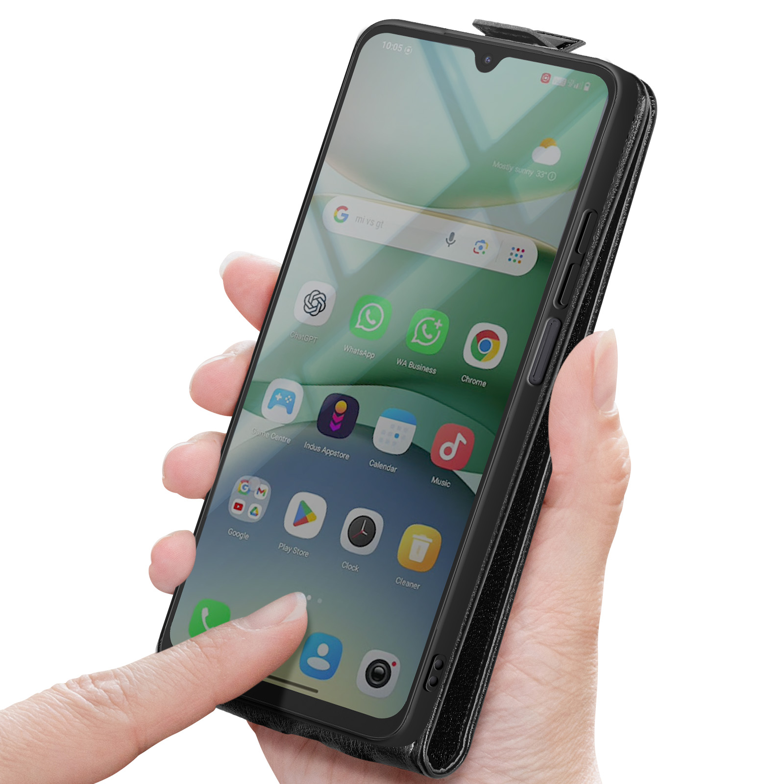 Mano che tiene un telefono, mostra lo schermo con le app, dito che tocca lo schermo, custodia nera.