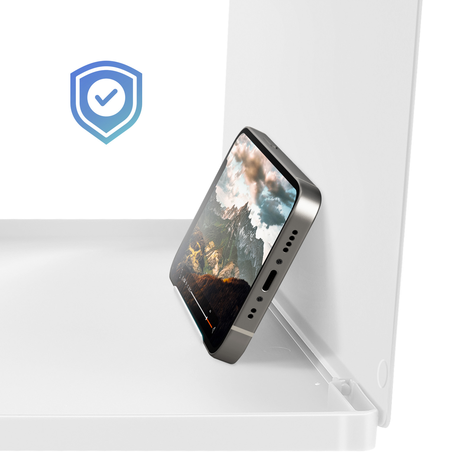 Telefono su un supporto. Il telefono mostra una scena paesaggistica. Il supporto è bianco.