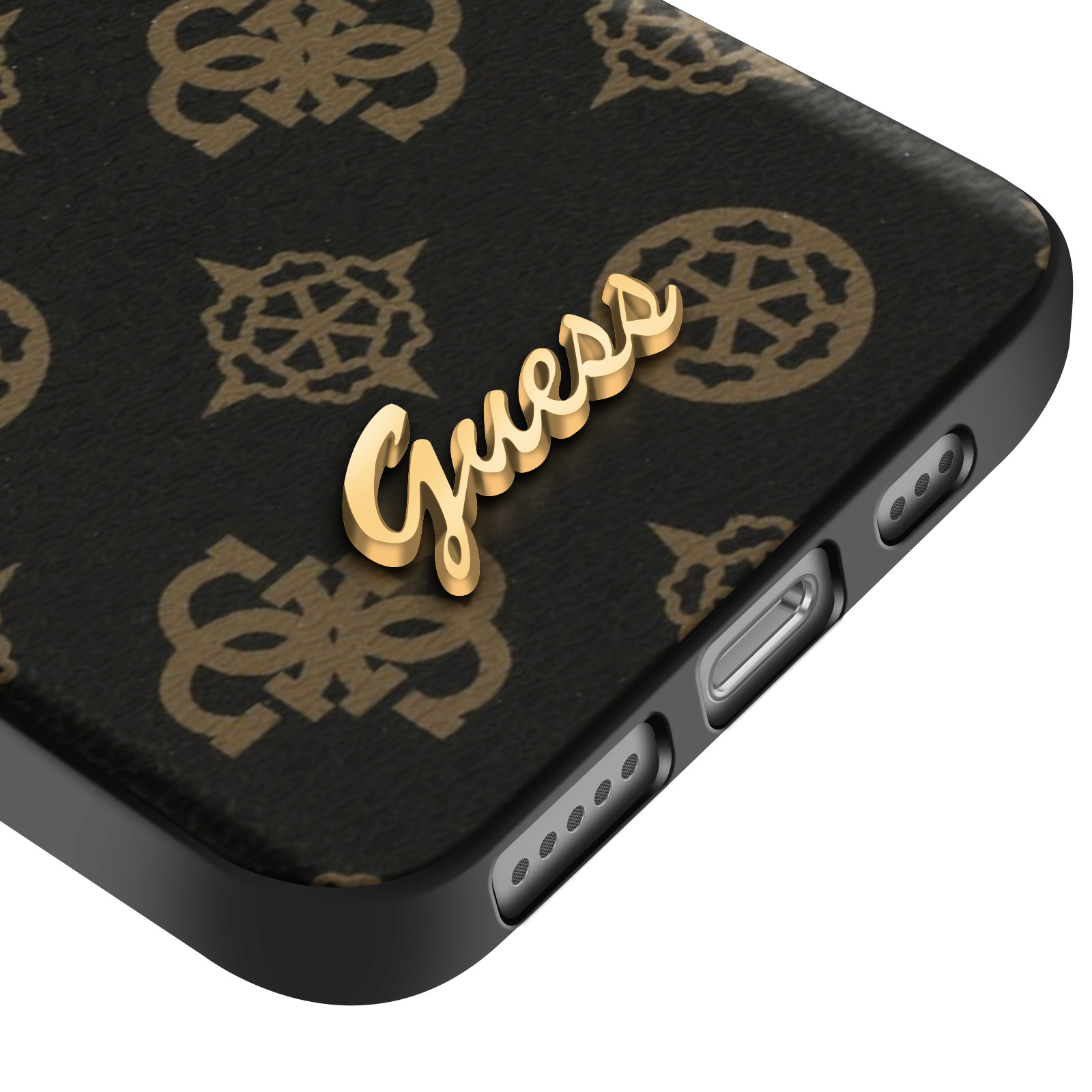 Gros plan sur une coque de téléphone avec un motif marron et le logo 'Guess' doré.