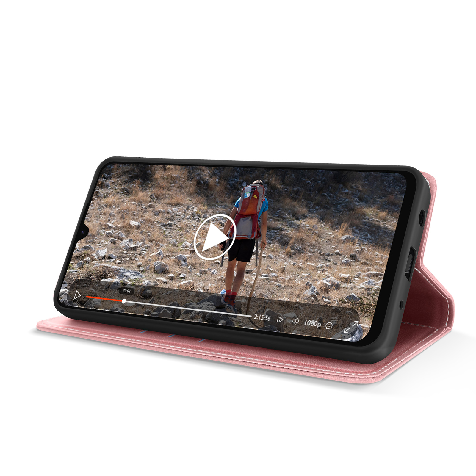 Un telefono che mostra un video è aperto in una custodia rosa.
