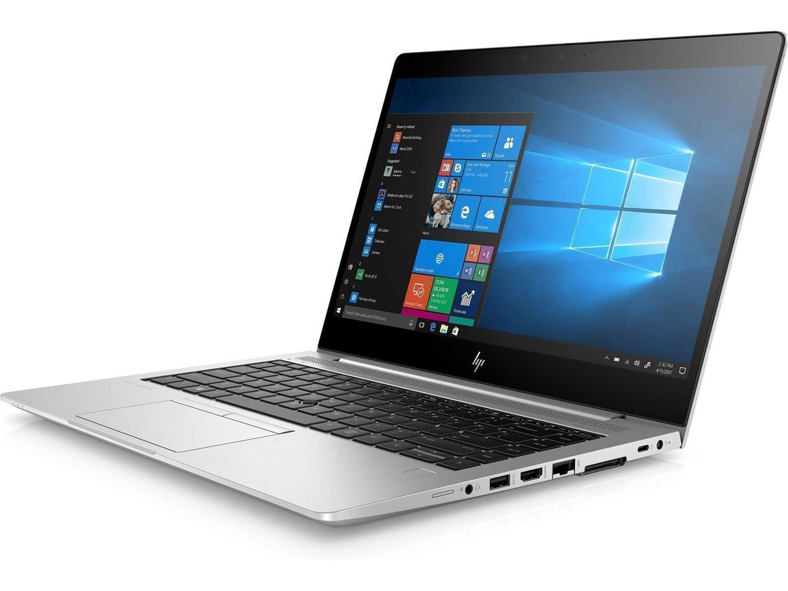Silberner Laptop offen, schräge Ansicht. Windows-Desktop sichtbar. Weißer Hintergrund.