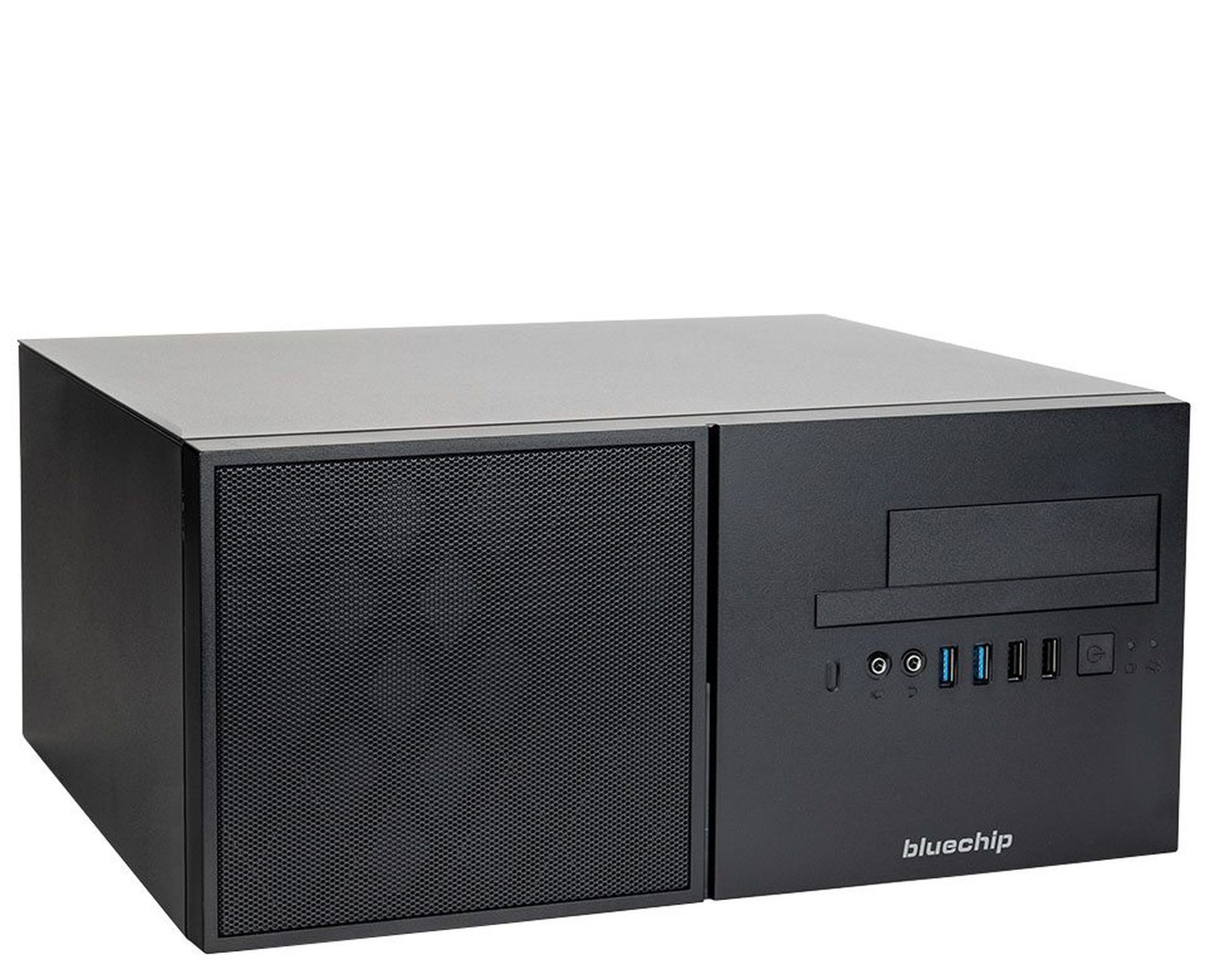 Czarna obudowa komputera z siatkowym przodem. Z przodu znajdują się porty i srebrna góra. Białe tło.