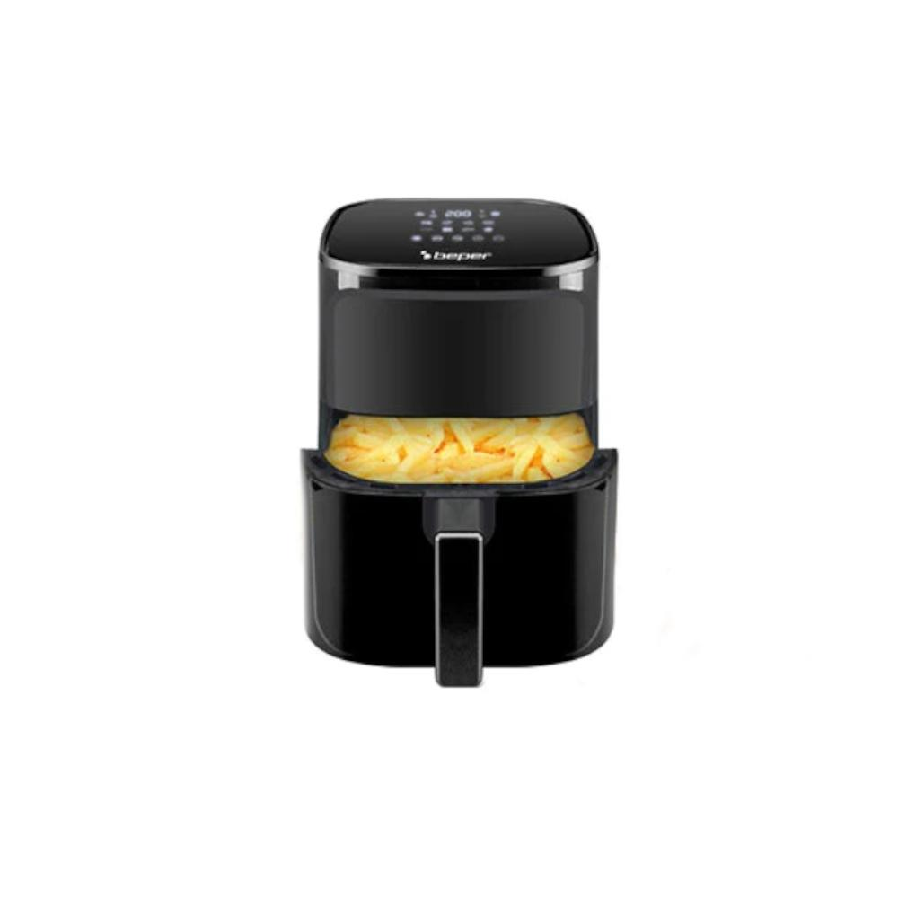 Czarna frytkownica powietrzna z tacką frytek.