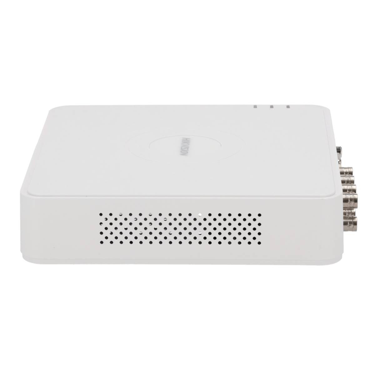 Białe urządzenie zabezpieczające z portami, leżące na płaskiej powierzchni, w miękkim świetle.