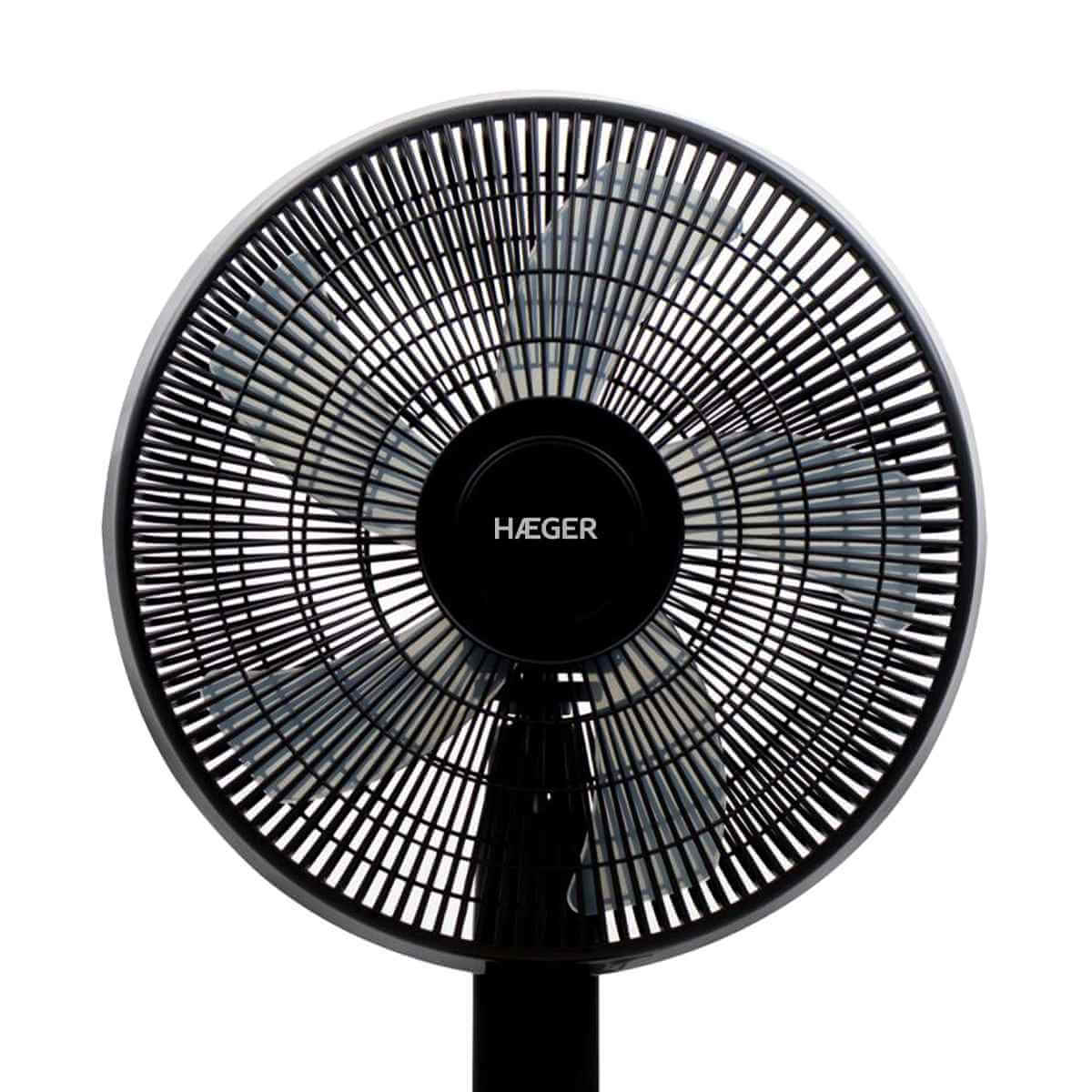 Ventilador Häger negro y plateado. El ventilador tiene múltiples aspas detrás de una rejilla protectora.