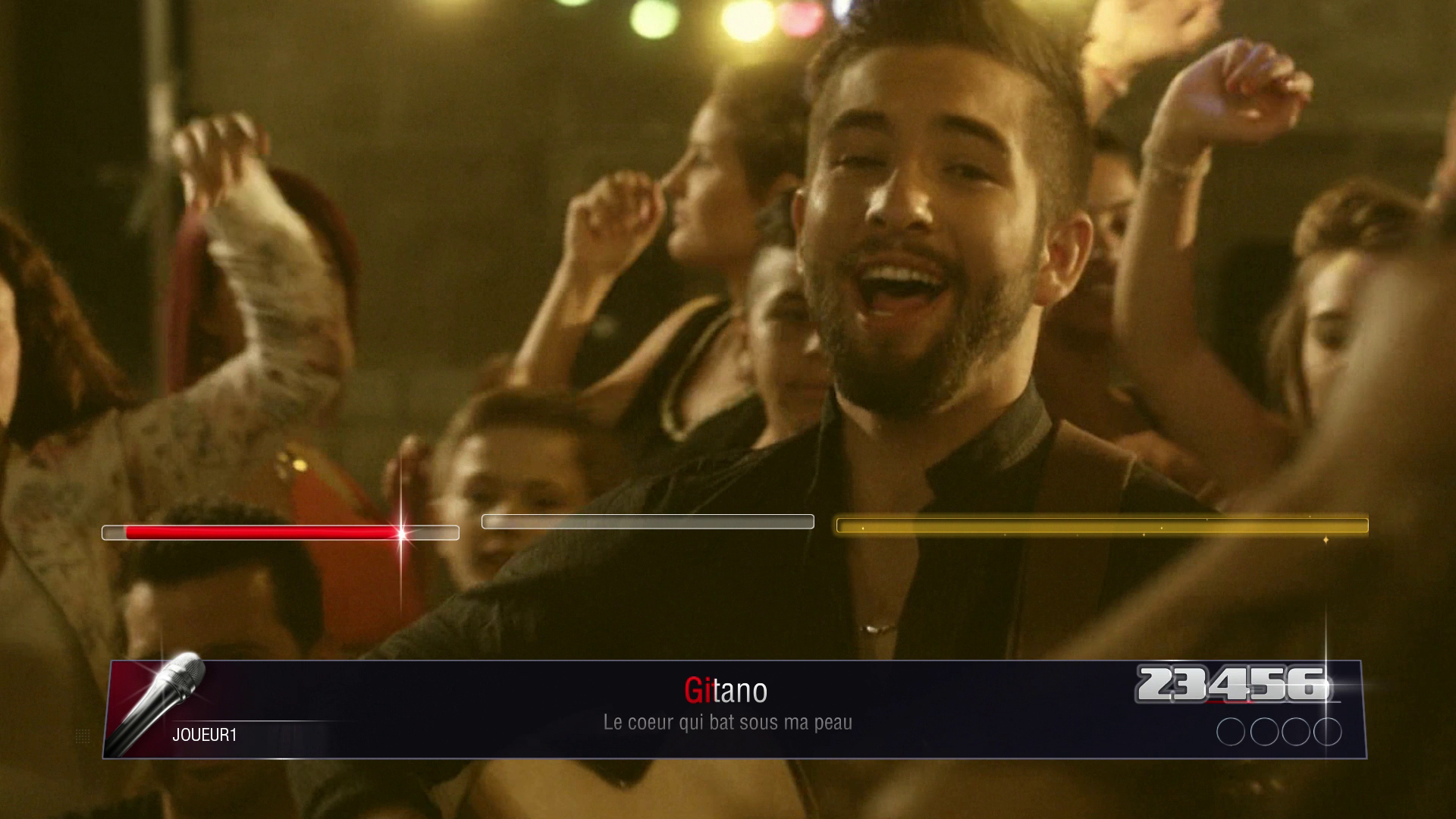 Mężczyzna śpiewa w grze karaoke z tłumem w tle i wyświetlaczem wyniku.