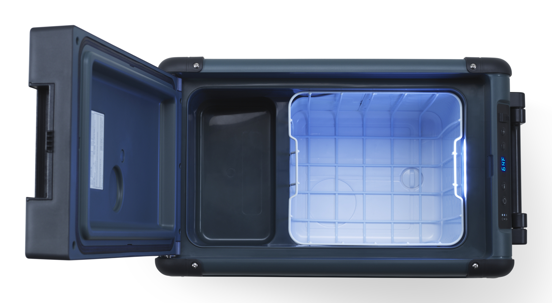 Widok z góry na chłodziarkę z otwartymi drzwiami. Wnętrze jest jasno oświetlone.