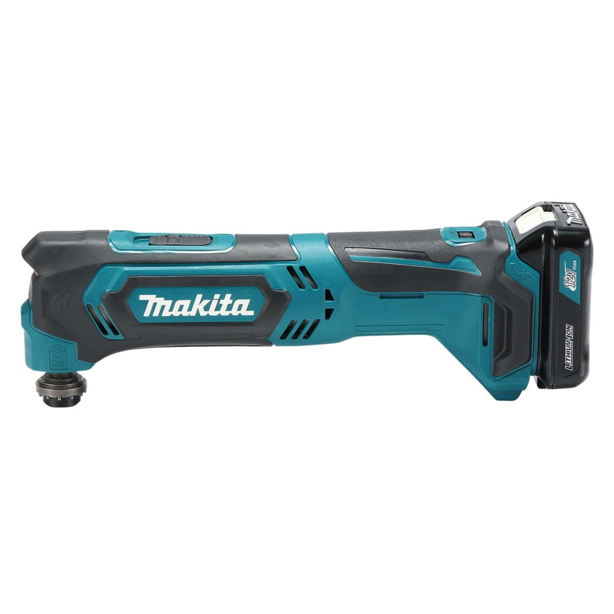 Makita Multi-Tool. Türkis- und schwarzes Gehäuse, schwarzer Akku. Weißer Hintergrund.
