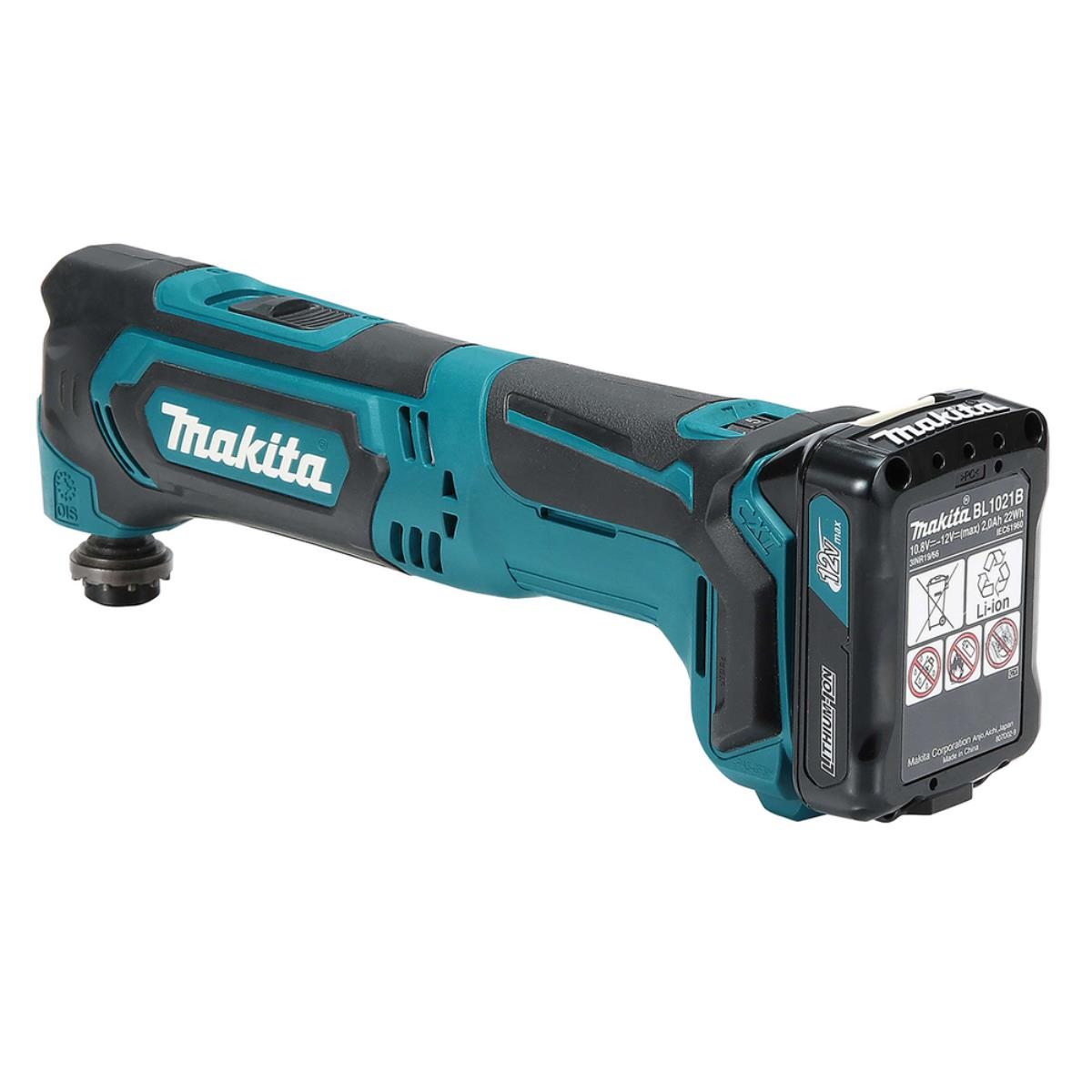Ein teal- und schwarzes Makita Multi-Tool Akku-Elektrowerkzeug mit einem schwarzen Akku.