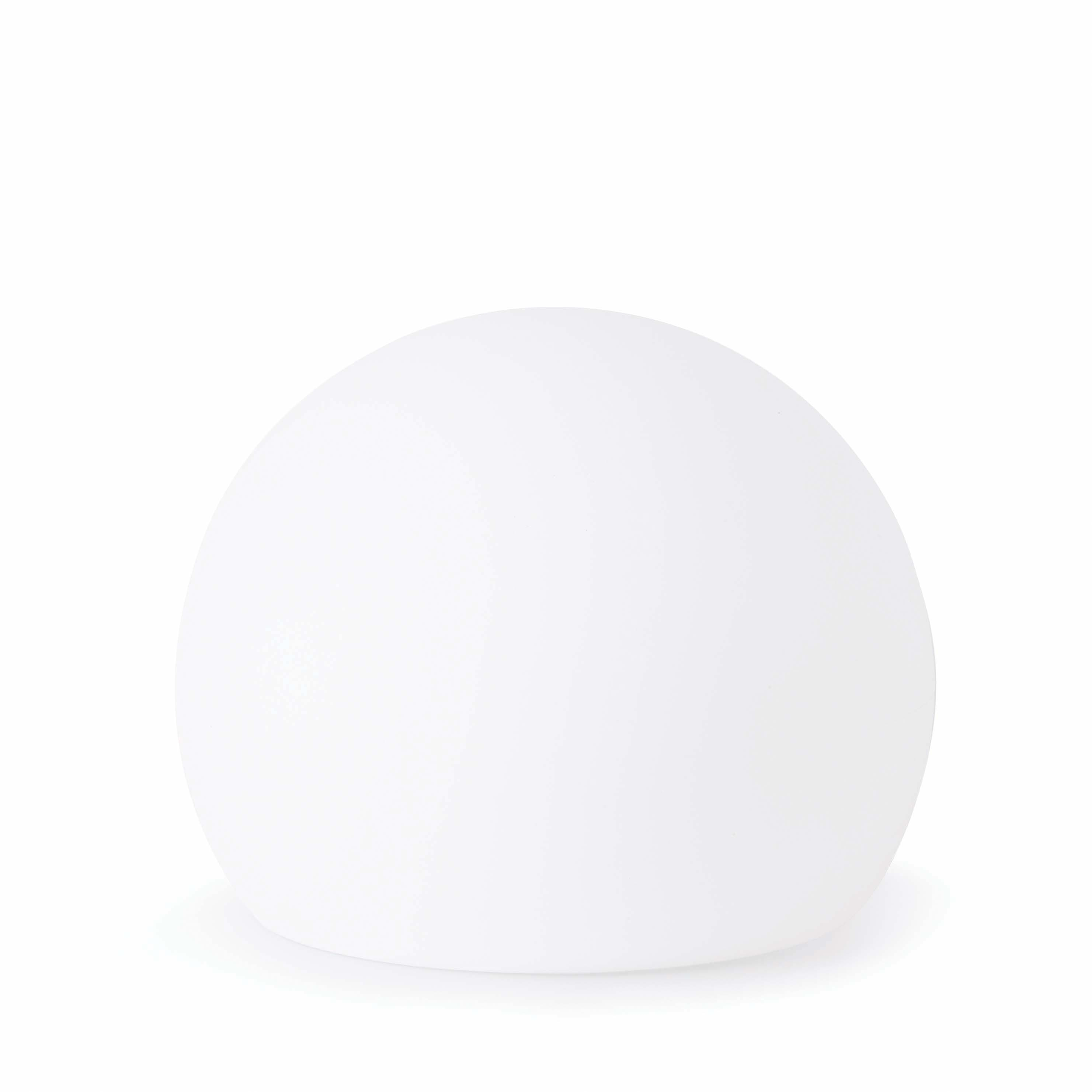 Una lampada bianca, sferica con una superficie liscia, isolata su sfondo bianco.