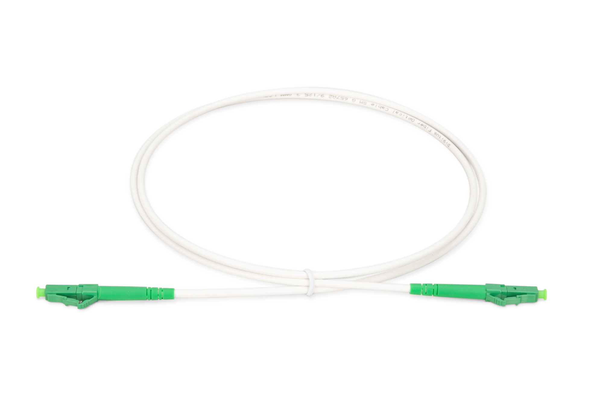 Un cavo in fibra ottica bianco con connettori verdi ad ogni estremità. Sfondo bianco.