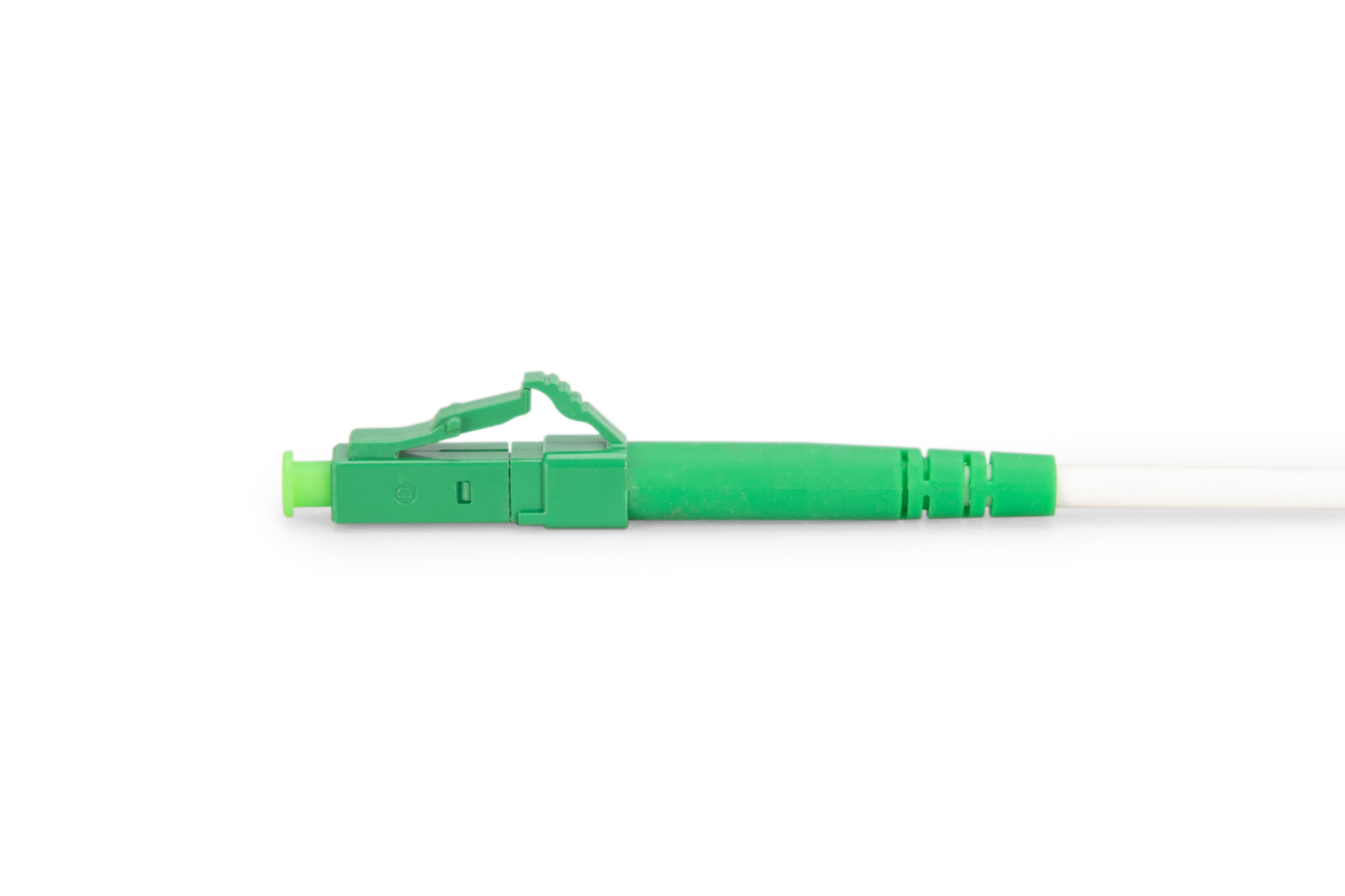 Un connettore verde di un cavo in fibra ottica bianco su sfondo bianco.