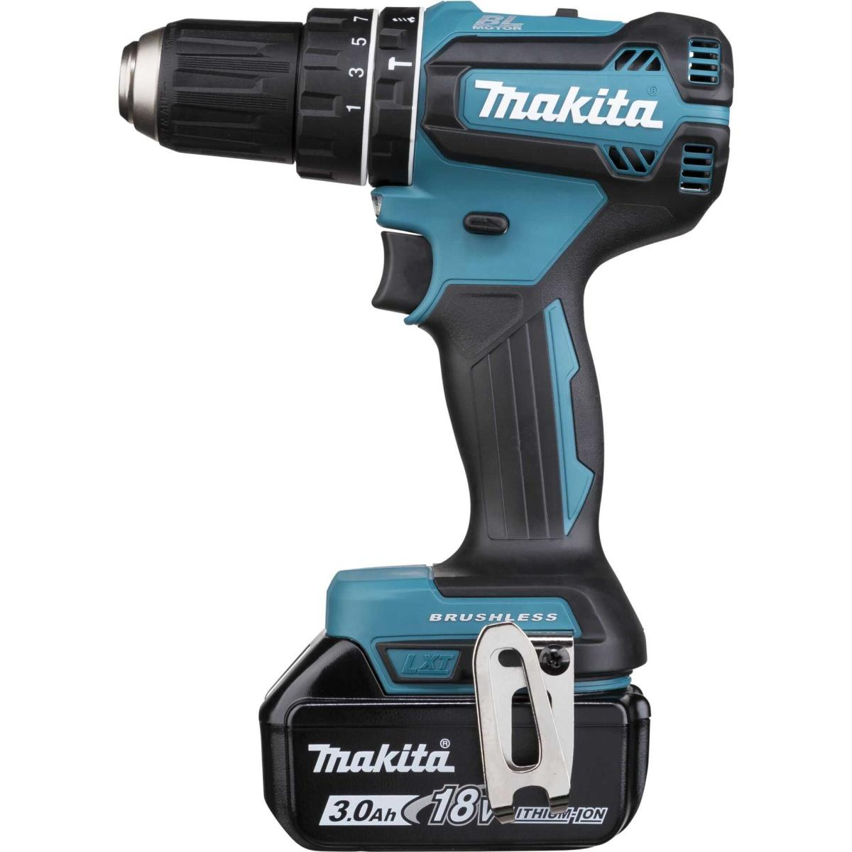 Trapano Makita turchese e nero. Ha una batteria collegata. Il trapano è su una superficie bianca.