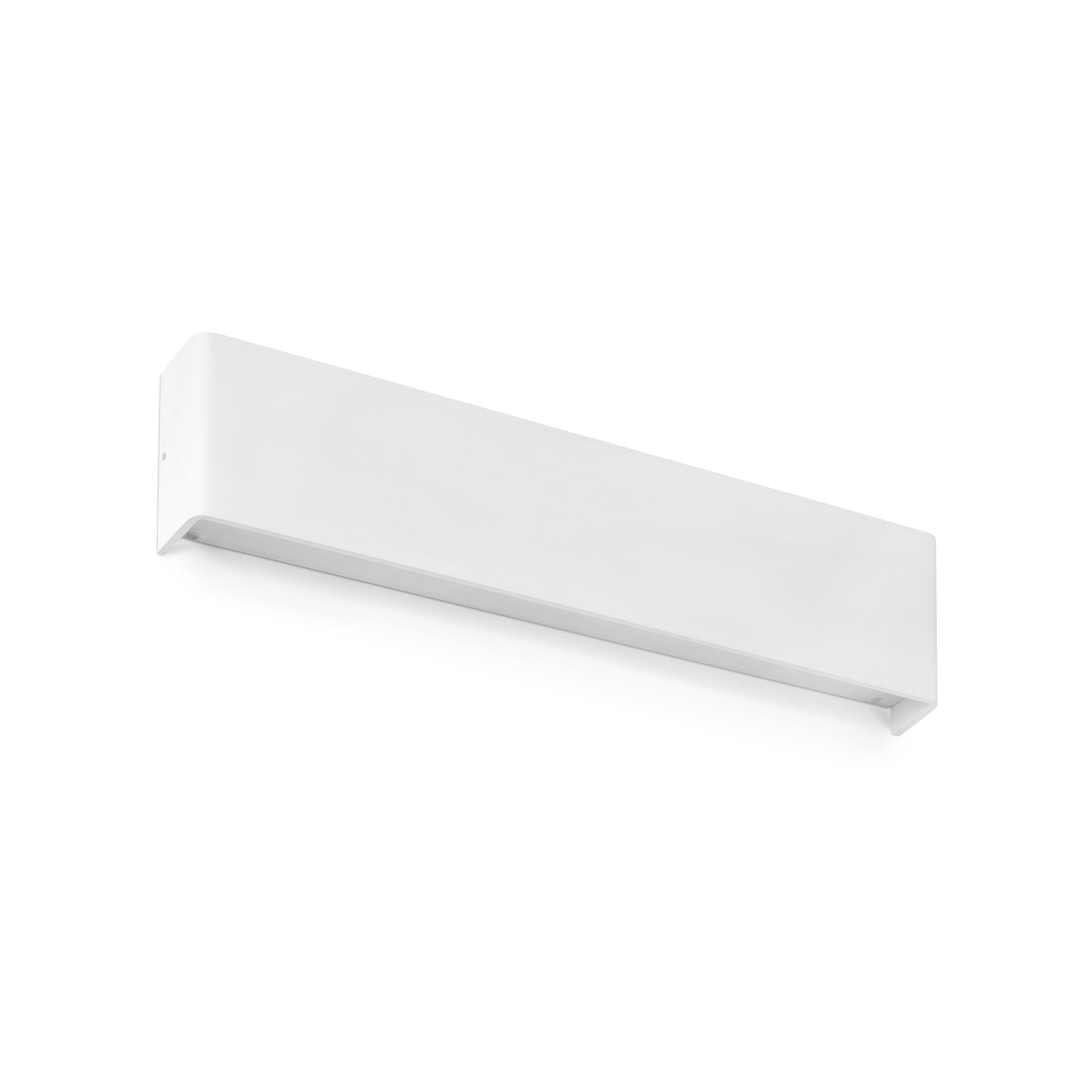 Un apparecchio di illuminazione rettangolare bianco montato su un muro bianco. La luce brilla verso il basso.
