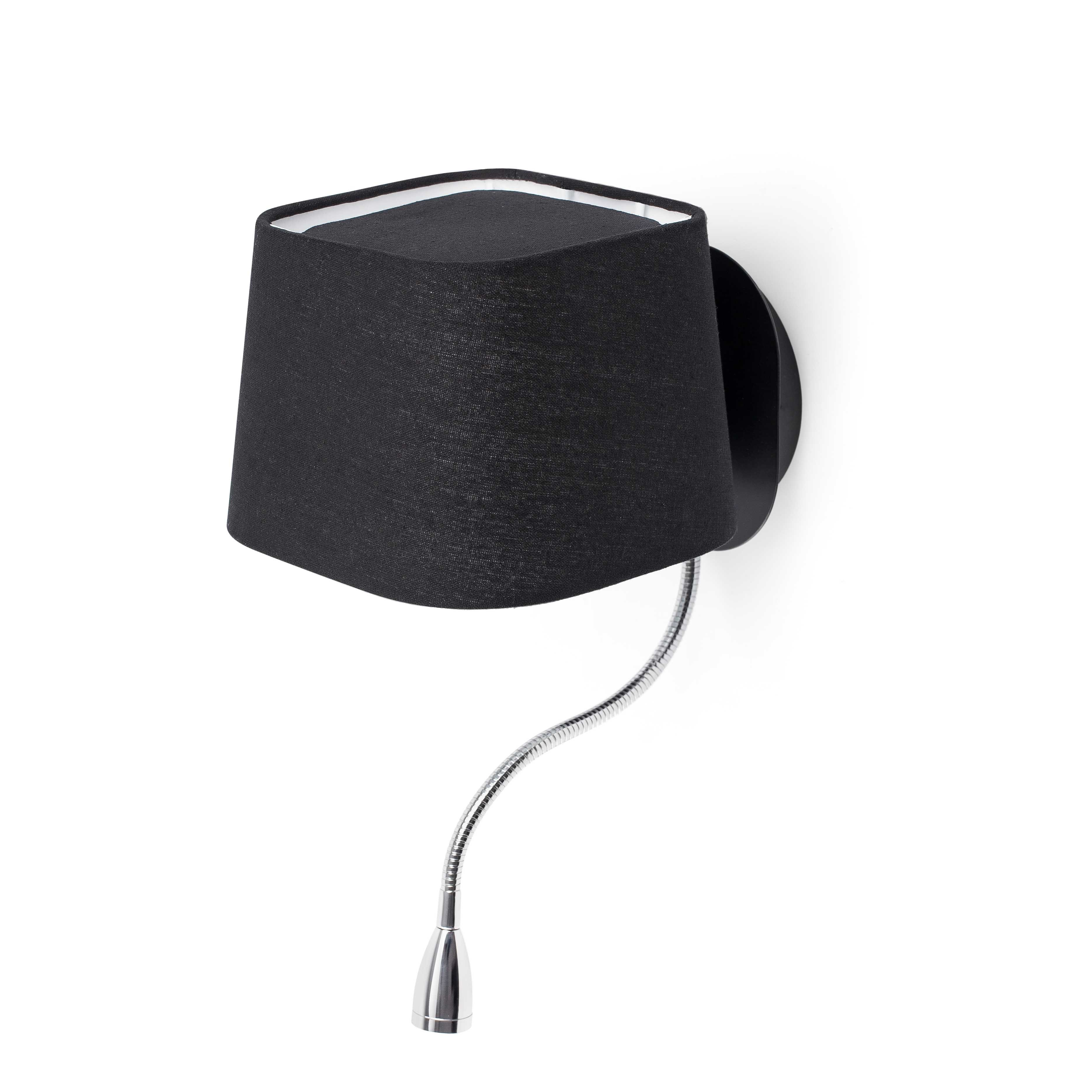 Una lampada da parete nera con paralume quadrato e braccio flessibile, su sfondo bianco.