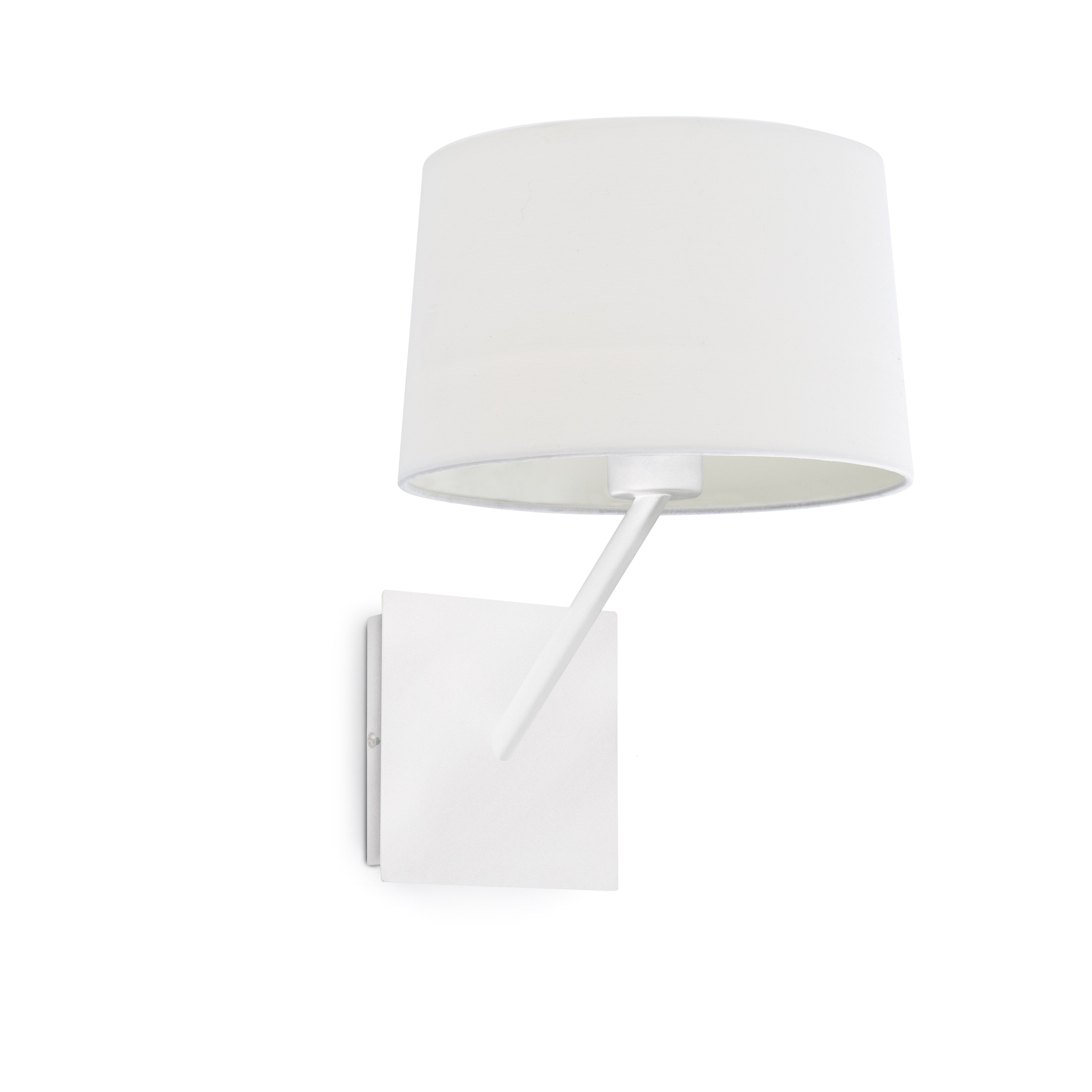 Una lampada da parete bianca con paralume e cornice bianca, su sfondo bianco.