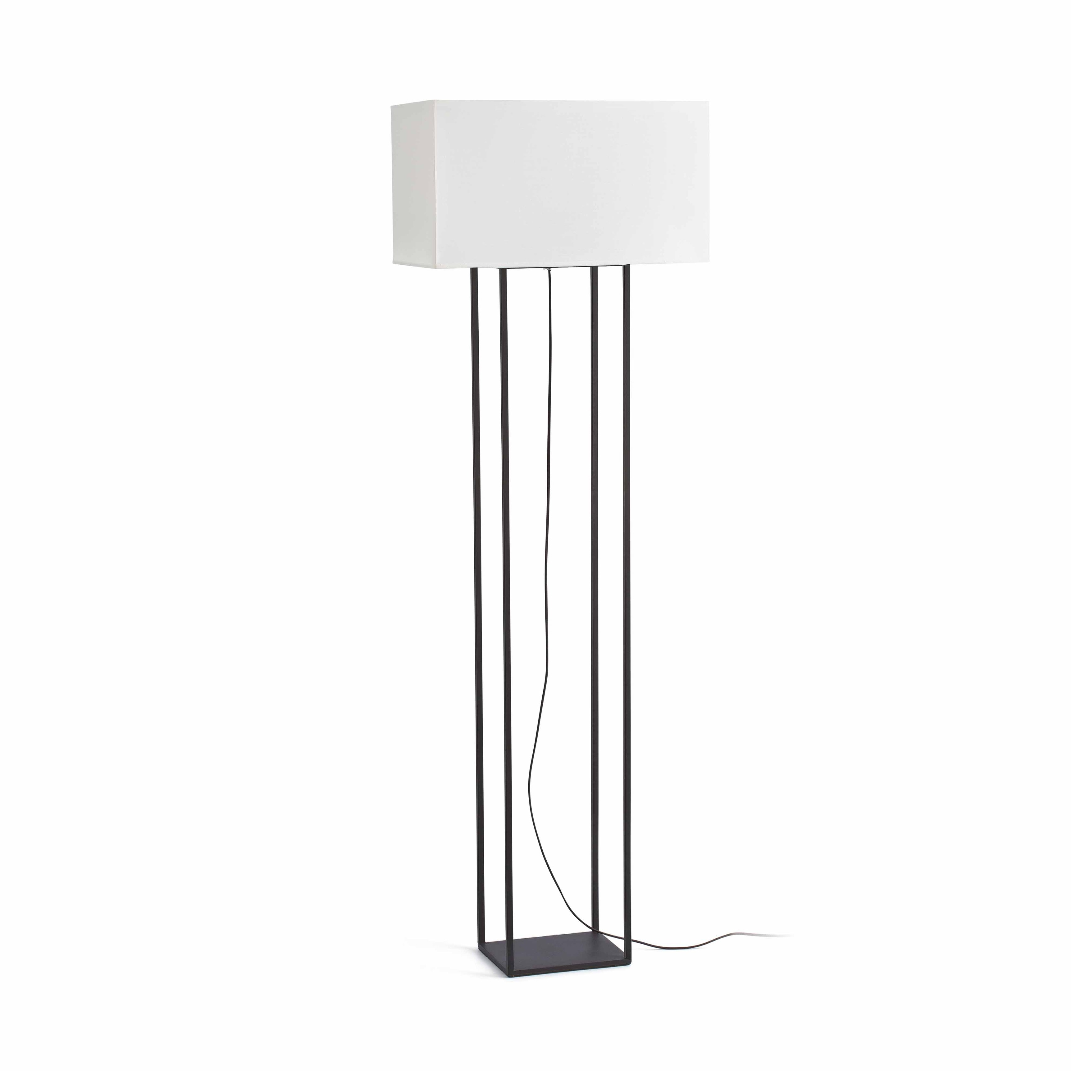 Una lampada da terra rettangolare con paralume bianco e struttura nera, su sfondo bianco.