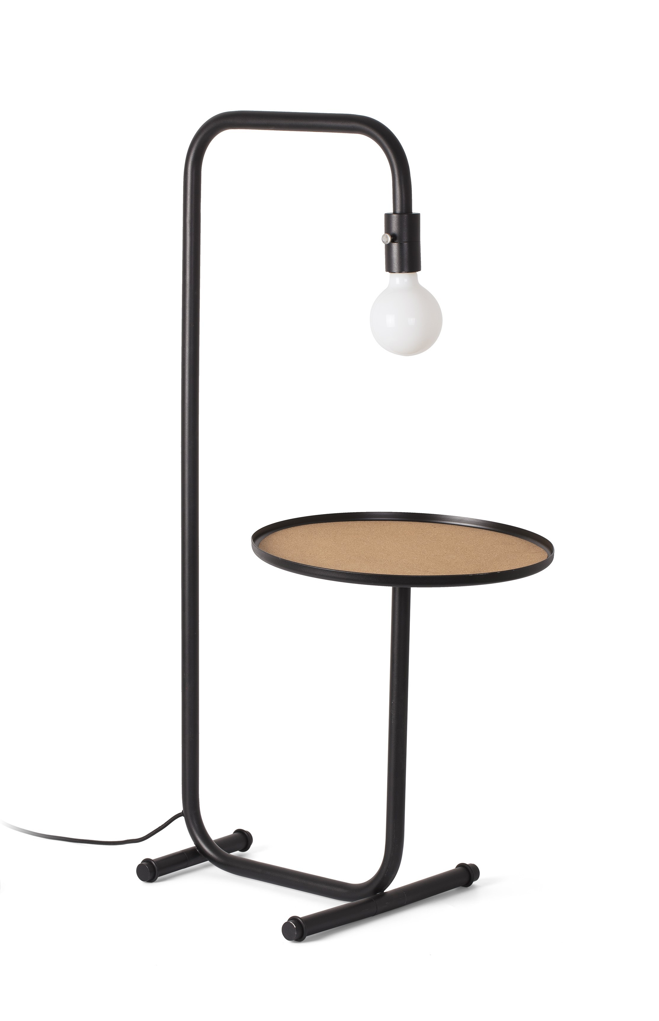 Lampada da terra nera con lampadina, con tavolino, su sfondo bianco.