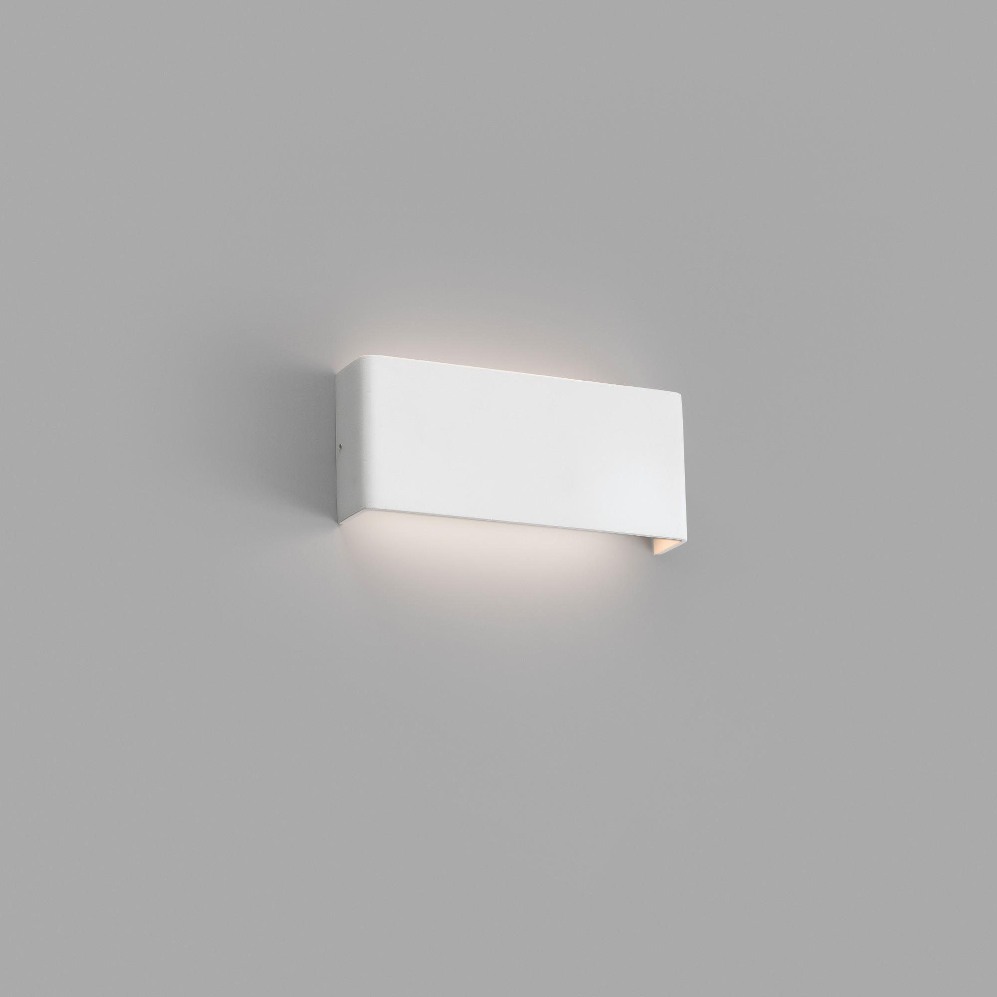 Lampada da parete rettangolare bianca che emette luce su sfondo grigio.