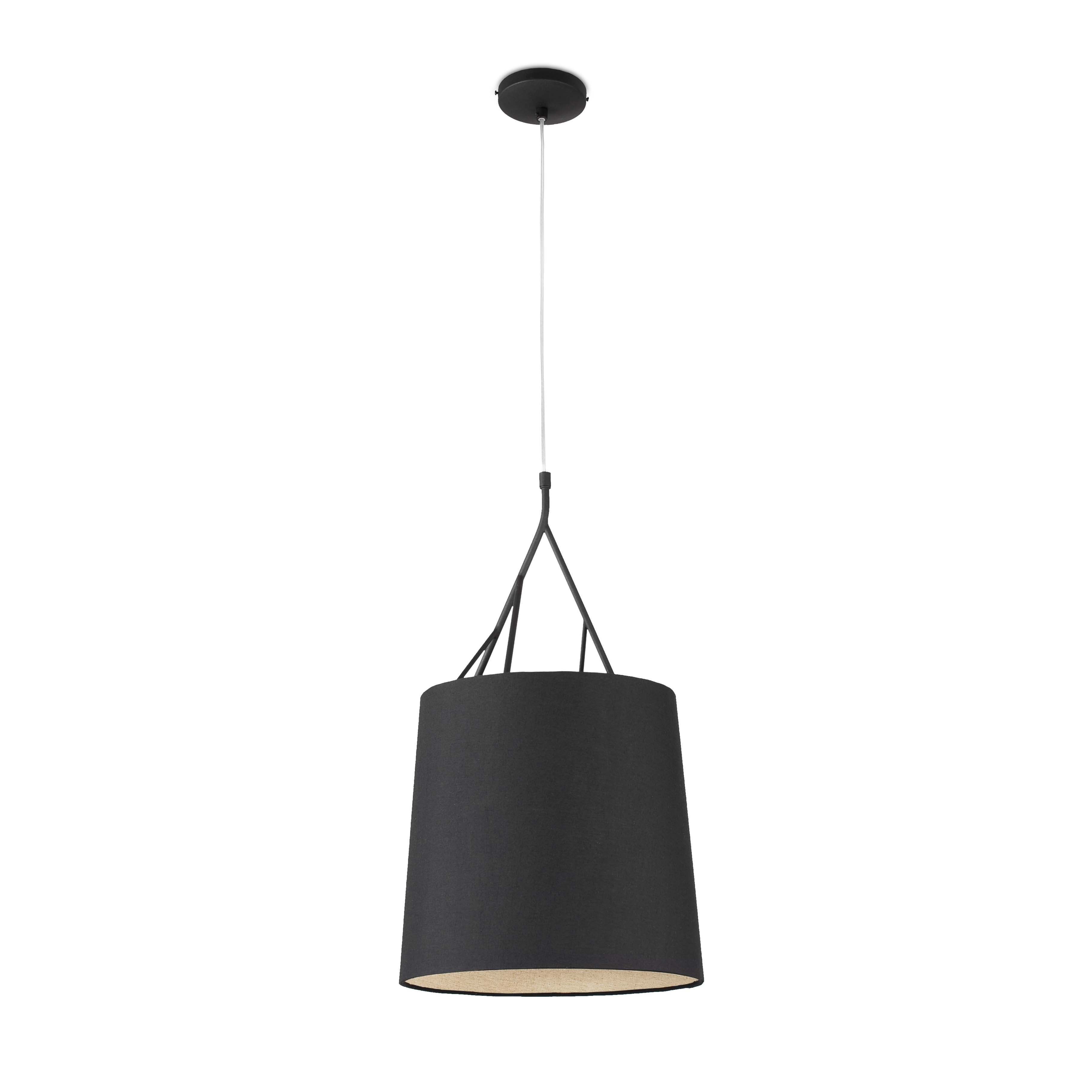Lampada a sospensione nera con paralume nero. La luce è appesa al soffitto.