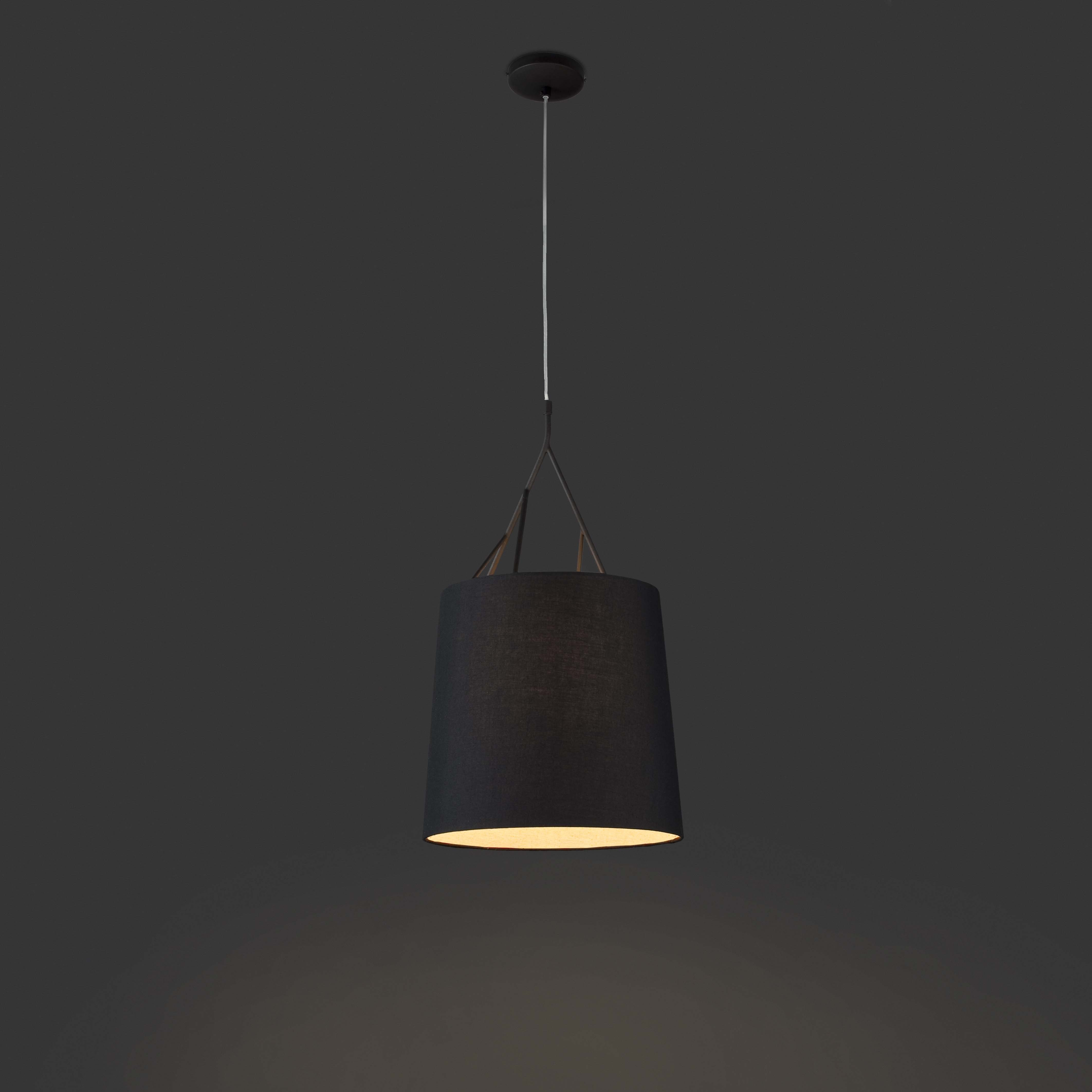 Lampada a sospensione nera. La lampada ha un paralume nero con una sorgente luminosa dal basso.
