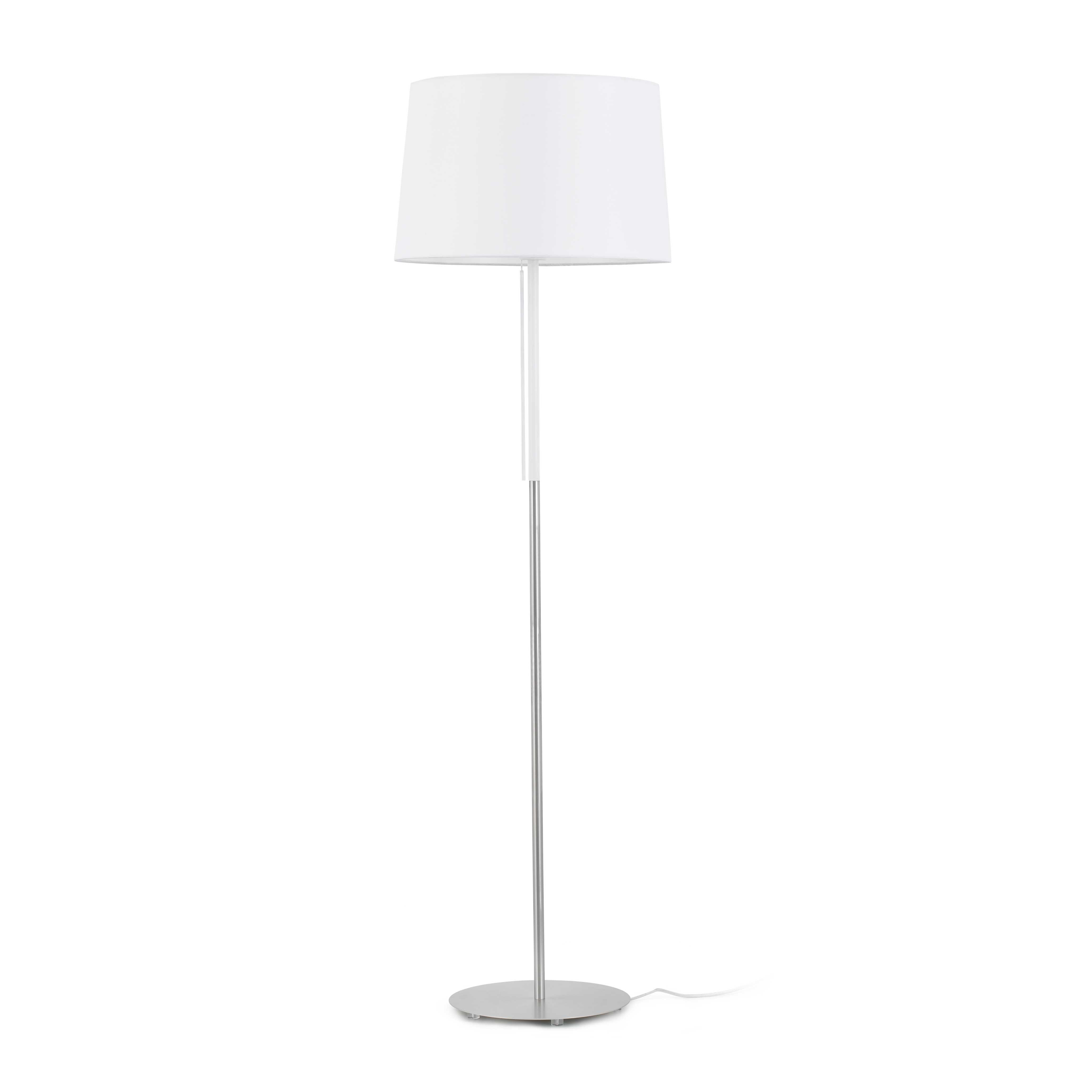 Lampada da terra bianca con paralume cilindrico e base in metallo.
