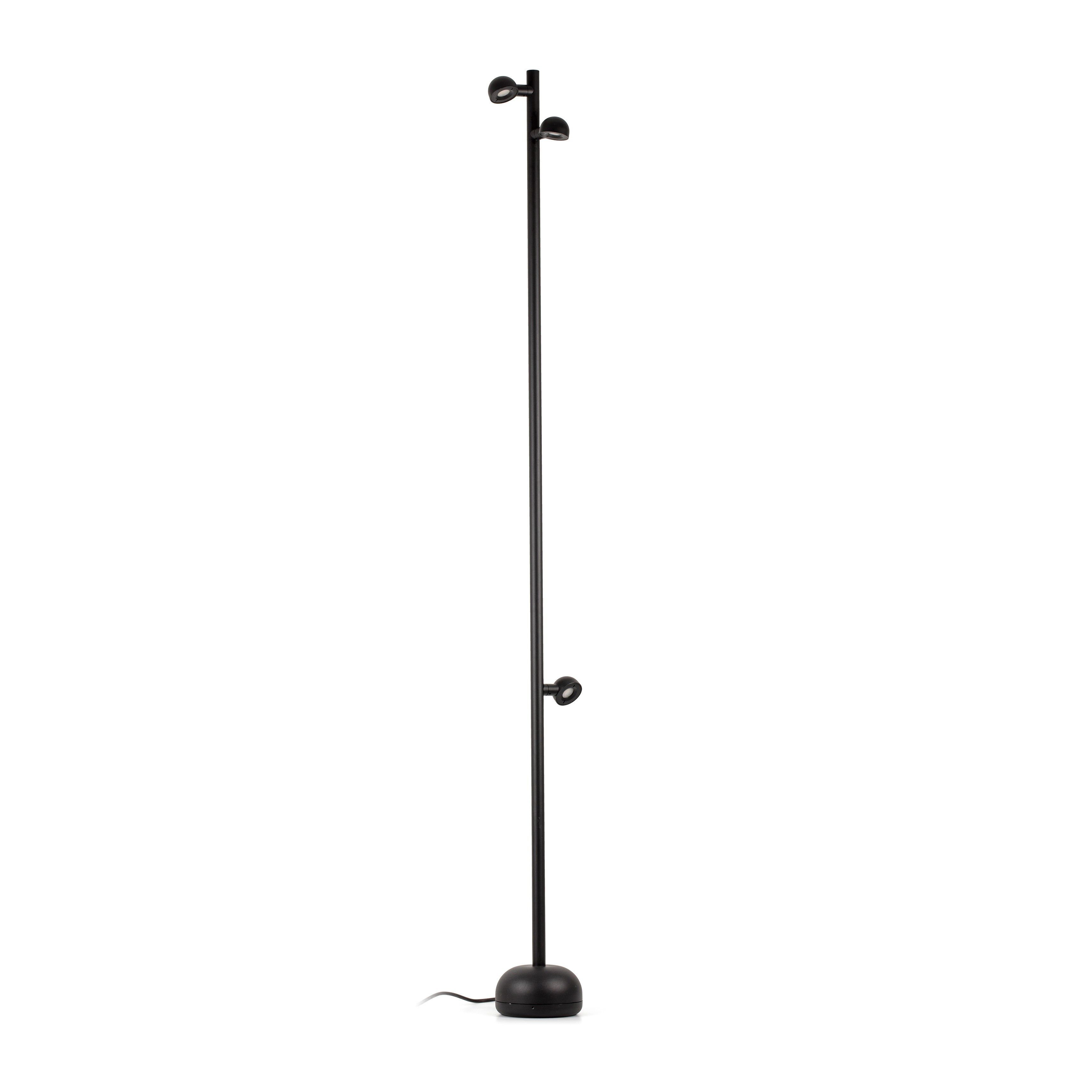 Una lampada da terra nera su sfondo bianco. Ha una base rotonda e 3 piccole lampade.