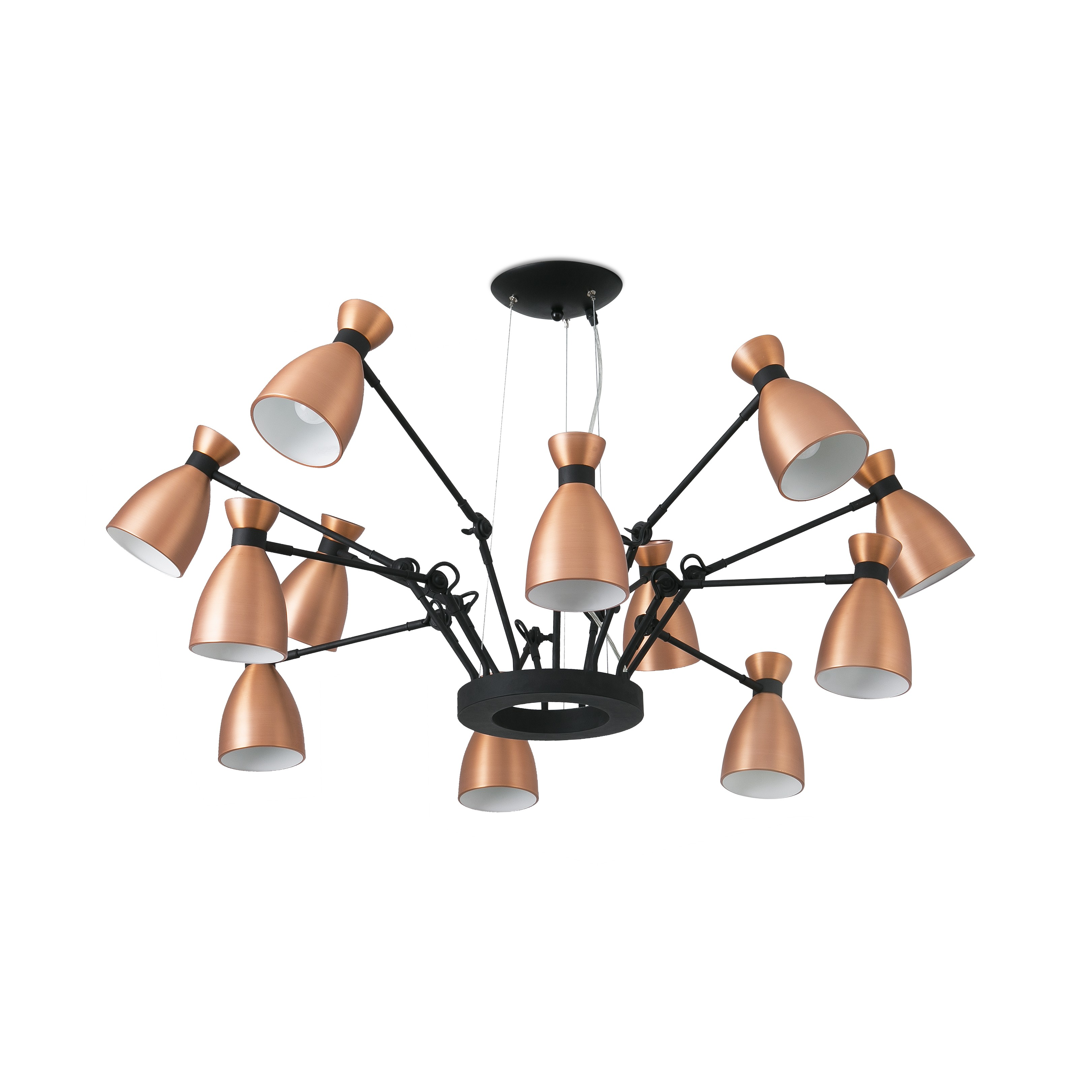 Un lampadario con paralumi color rame. Ha bracci neri e un anello centrale nero.