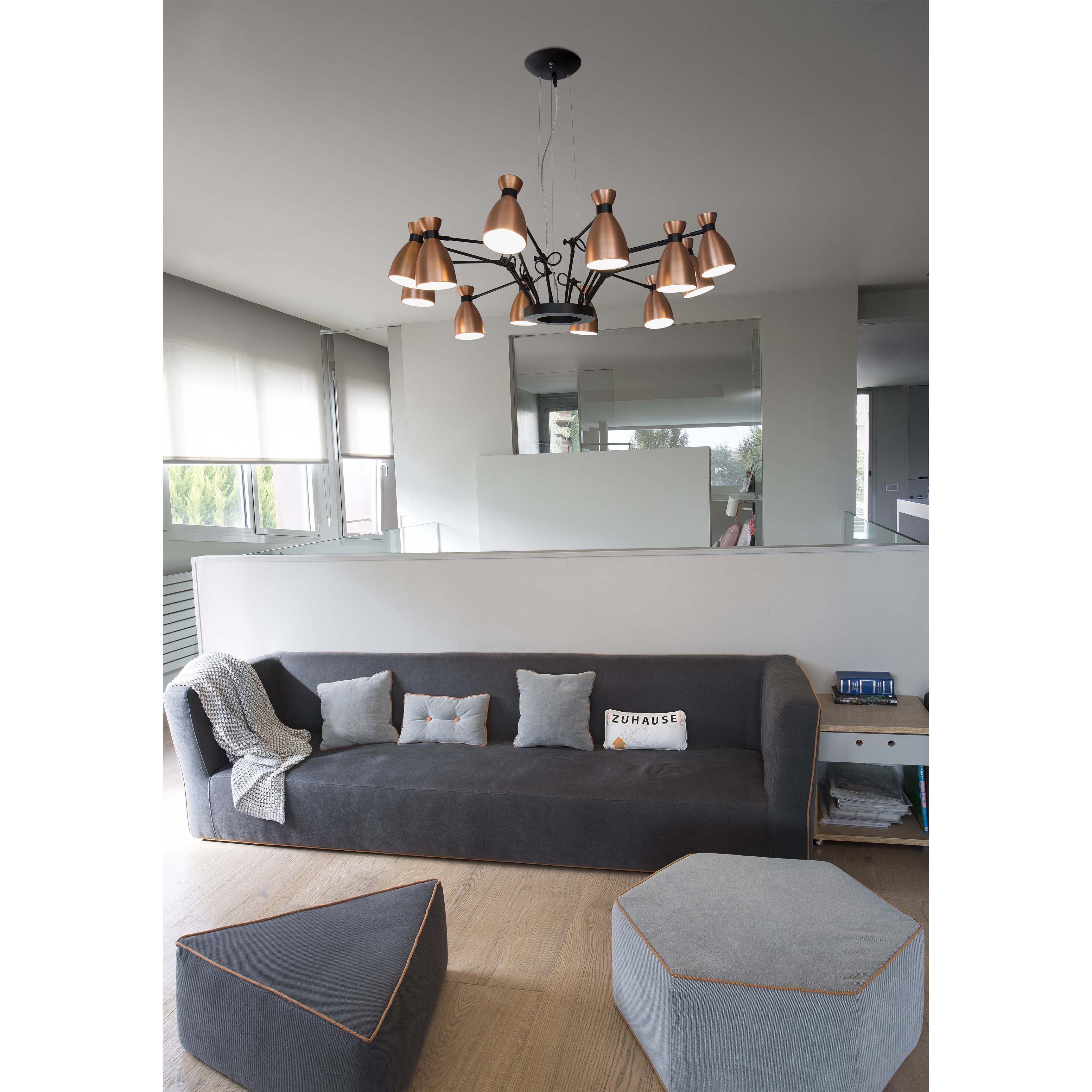 Un soggiorno moderno con un lampadario nero, un divano grigio e due pouf grigi. Lo sfondo è bianco.
