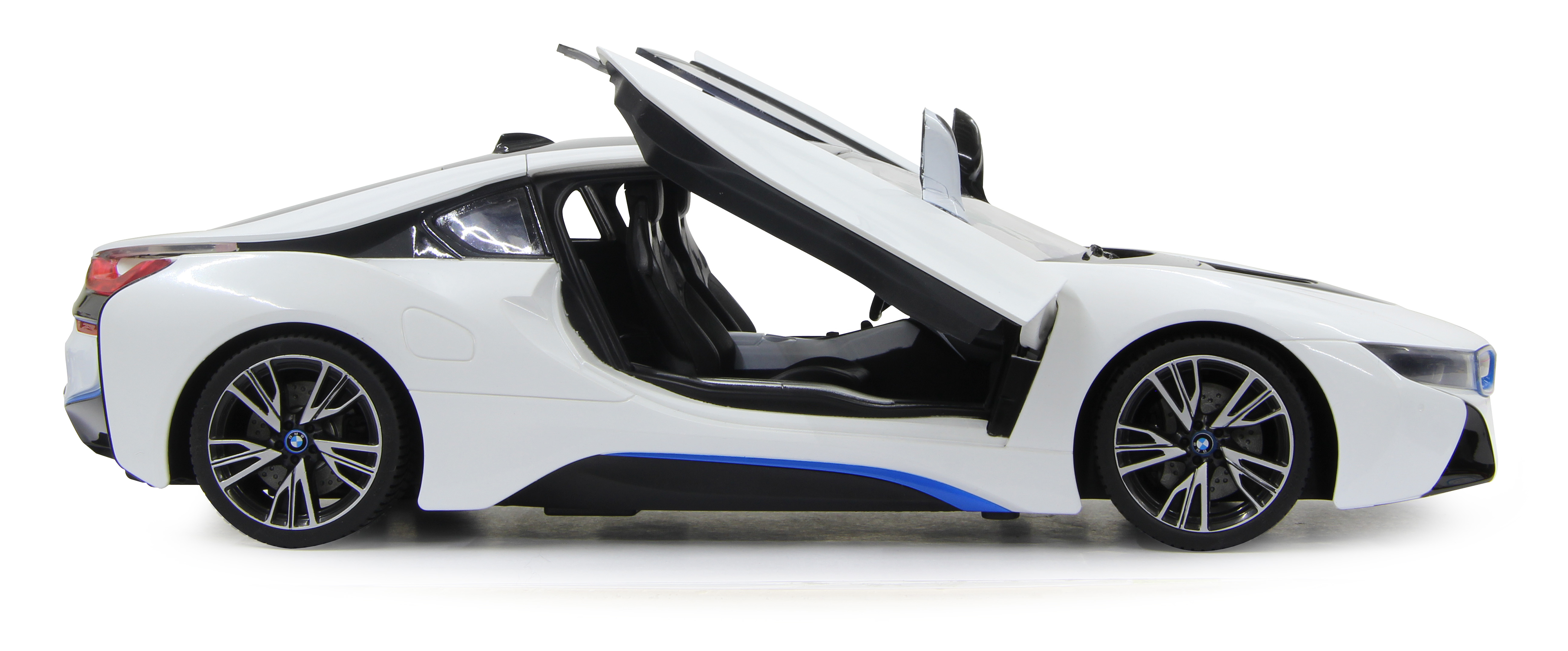 Biały samochód BMW i8 z otwartymi drzwiami, niebieskie akcenty.