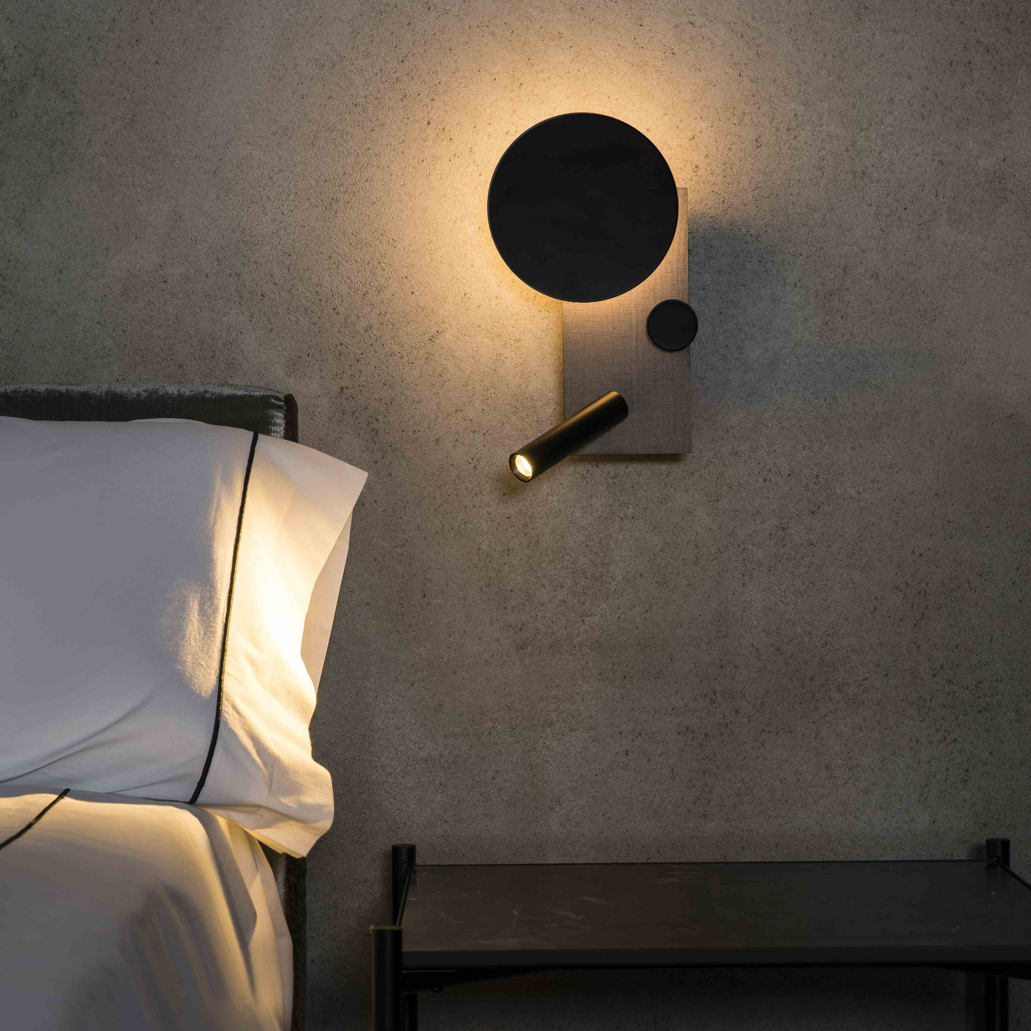 Lampada da parete con faretto nero, cerchio e cornice in legno.
