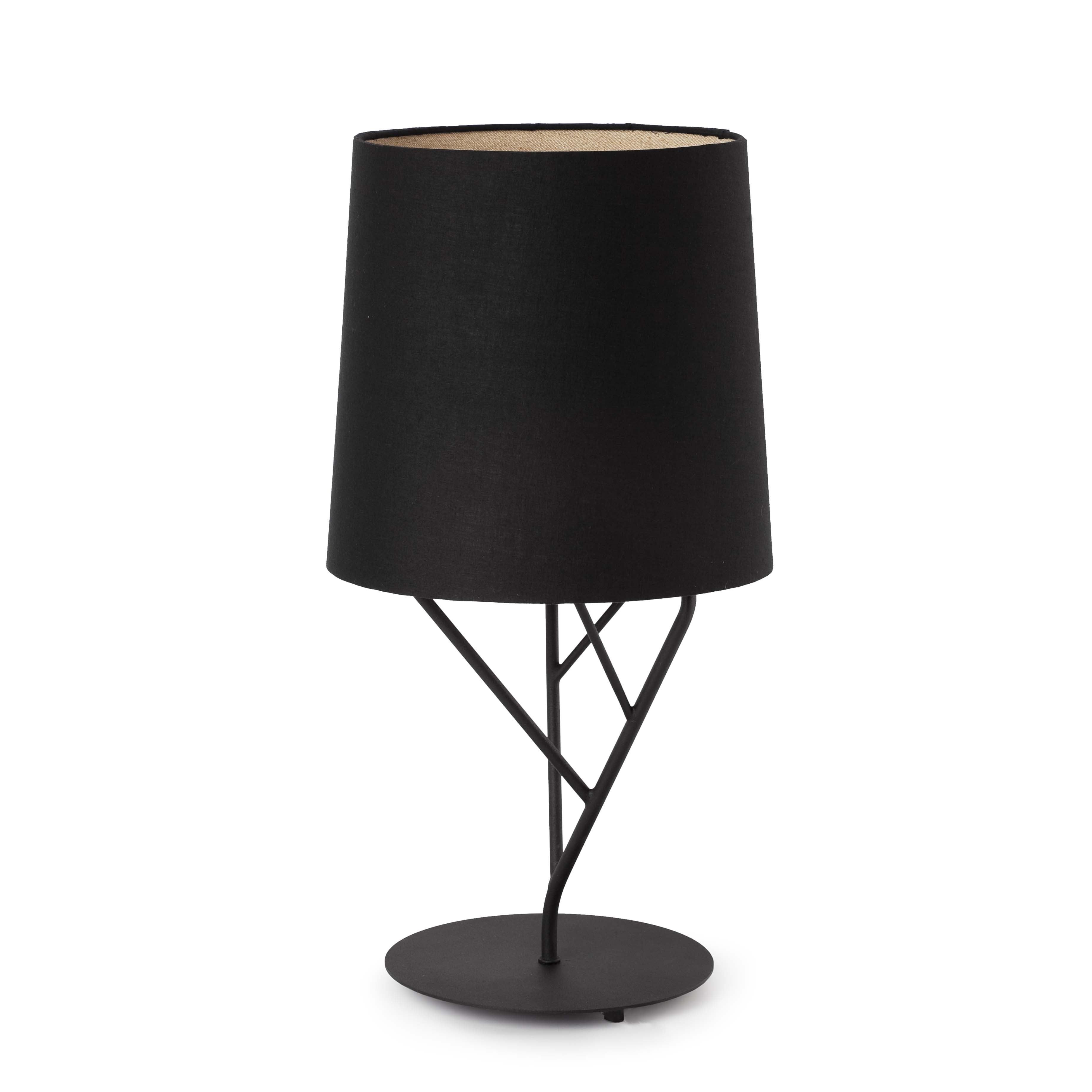 Lampada da tavolo nera con paralume nero e base ad albero su superficie bianca.