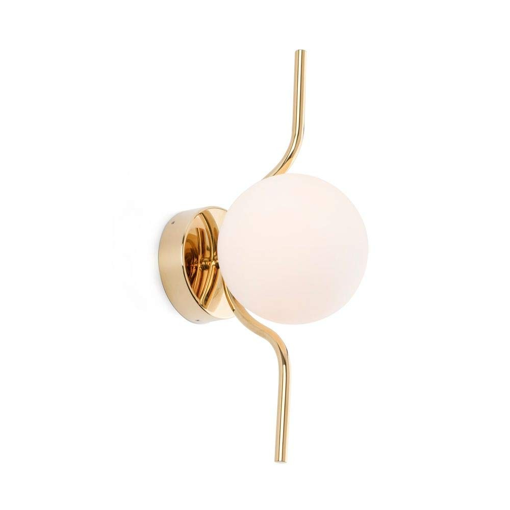 Una lampada da parete con cornice dorata e lampadina sferica in vetro bianco.