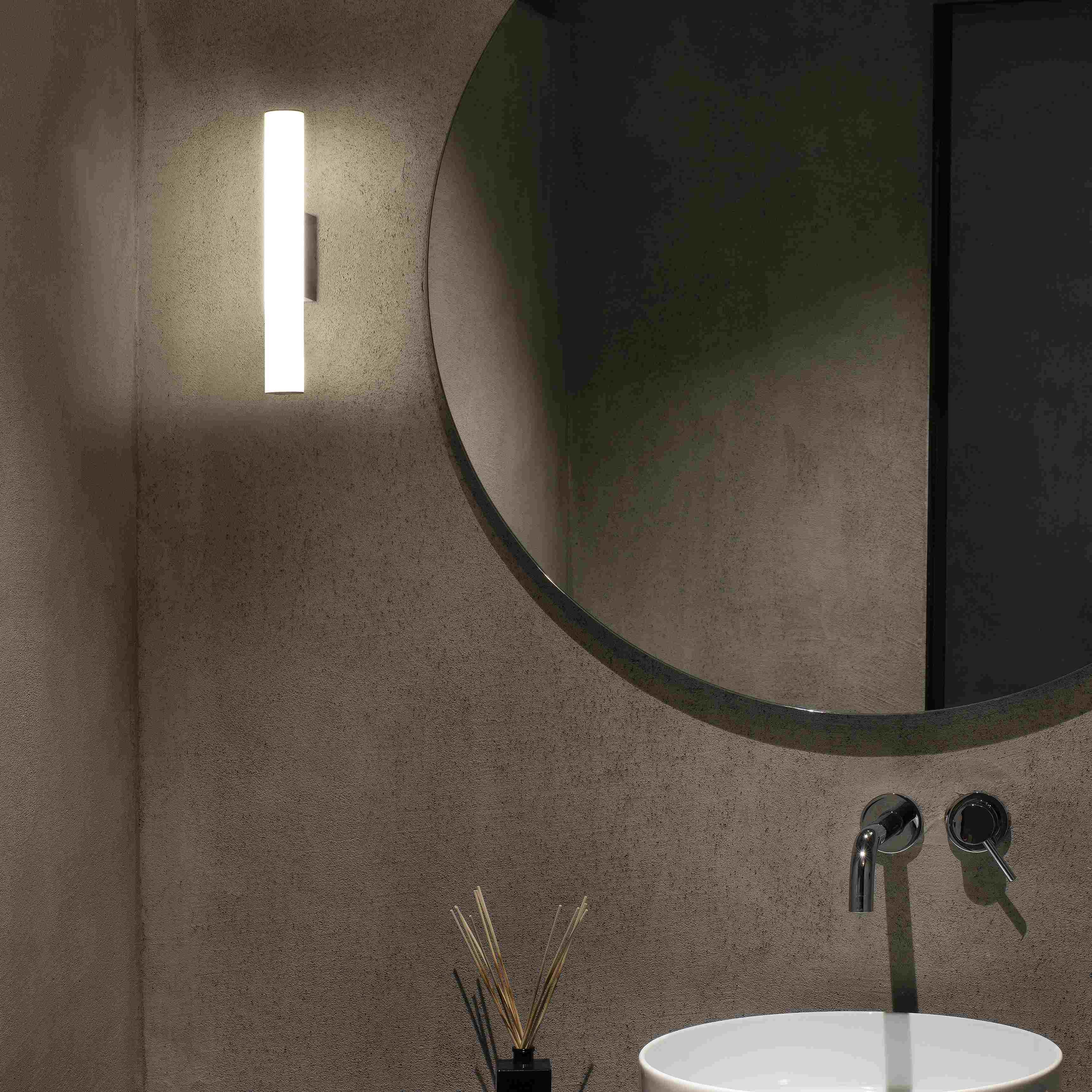 Scena bagno con luce rettangolare, specchio e lavandino.