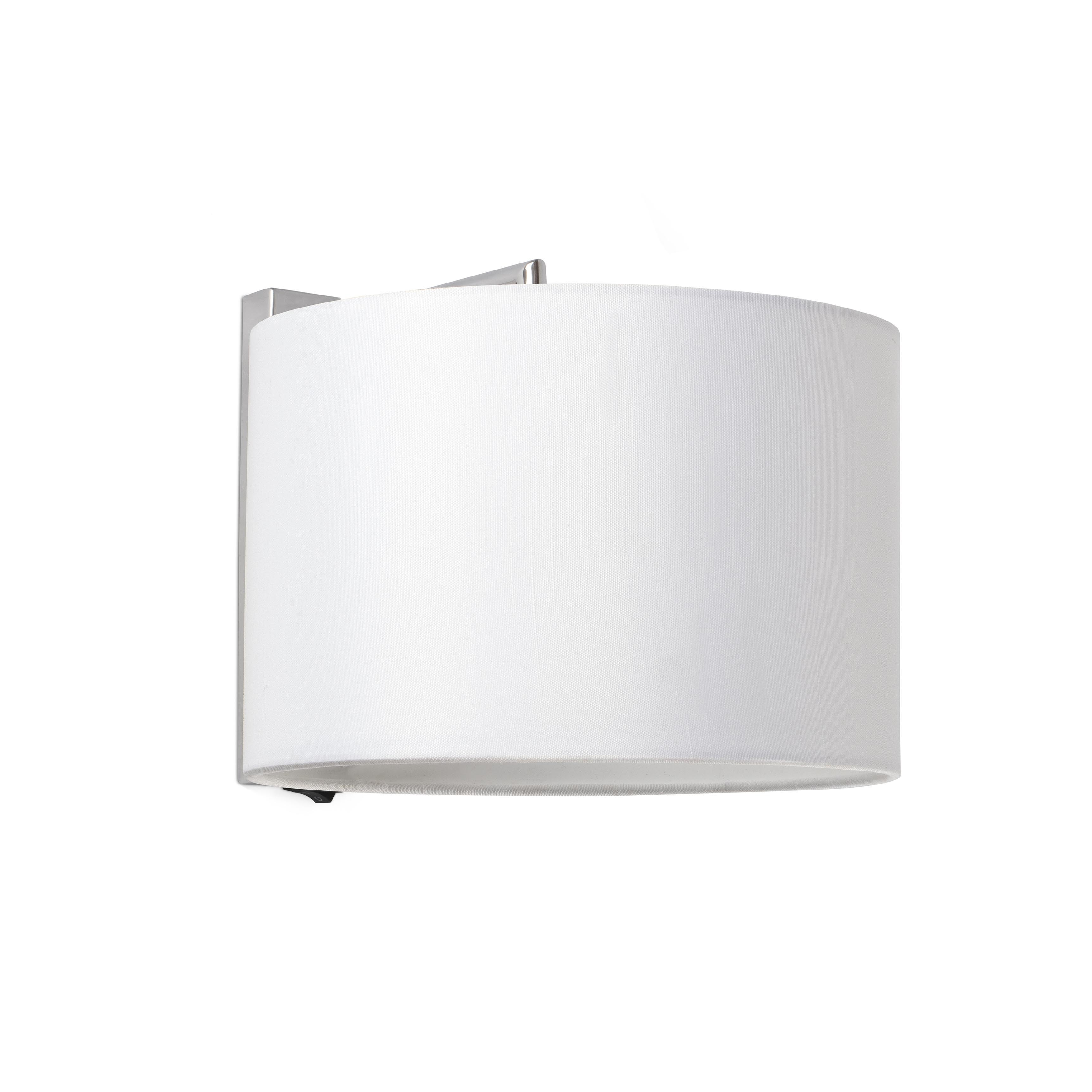 Una lampada da parete con paralume cilindrico bianco.