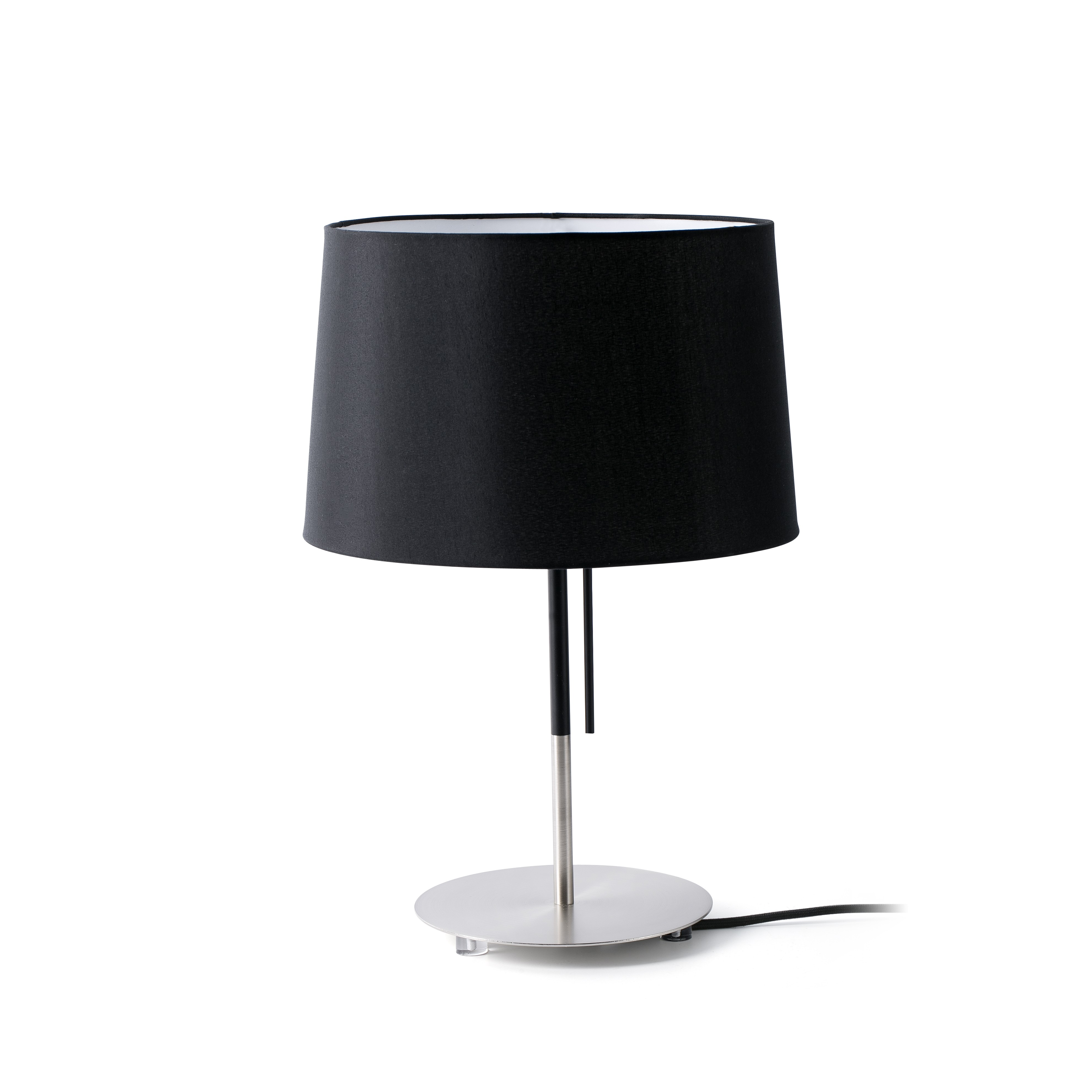 Lampada da tavolo con paralume nero su palo e base argentati. Sfondo bianco. La lampada è accesa.