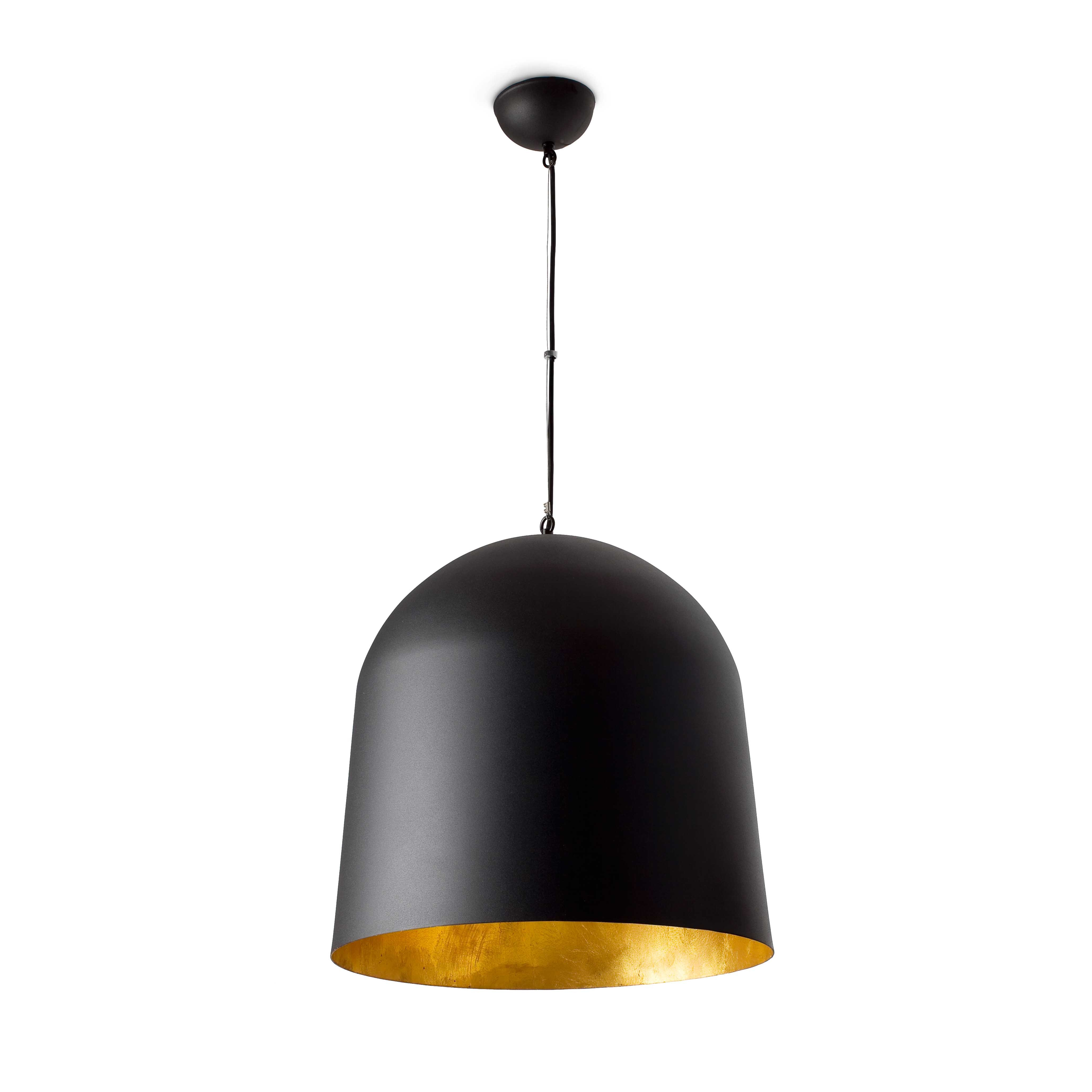 Lampada a sospensione nera con interno dorato. Appesa al soffitto. Sfondo bianco. Forma a cupola.