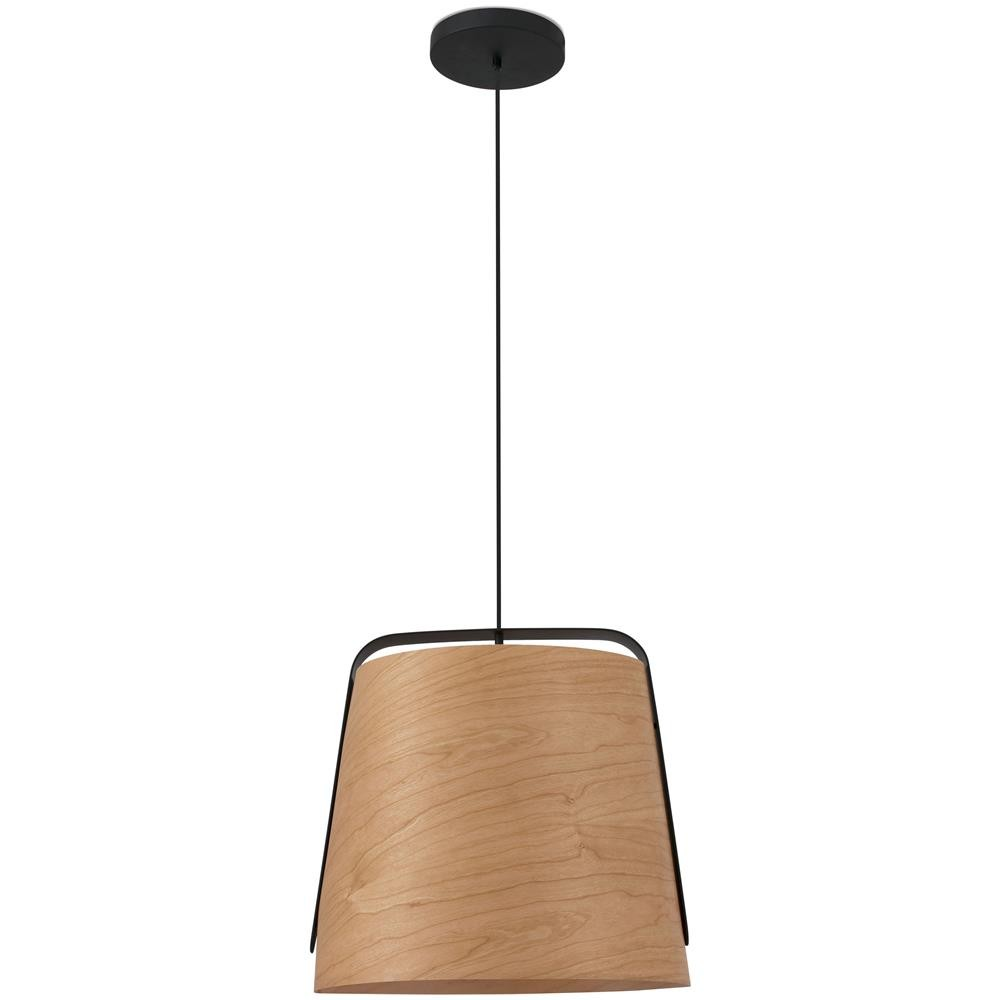 Lampada a sospensione con paralume in legno, telaio nero e cavo nero.