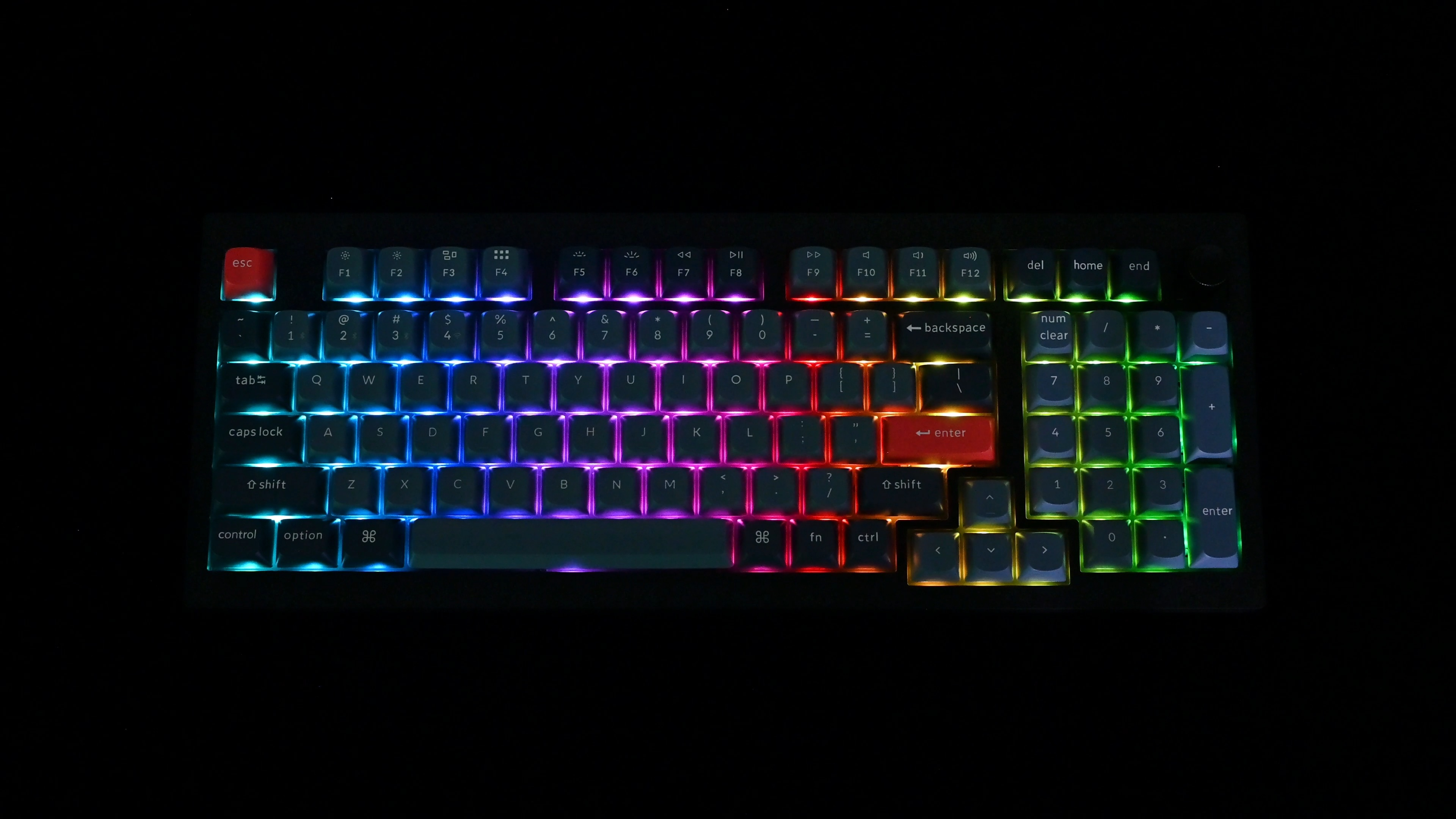 Klawiatura z kolorowymi podświetlanymi klawiszami na czarnym tle. Klawisze są podświetlone.