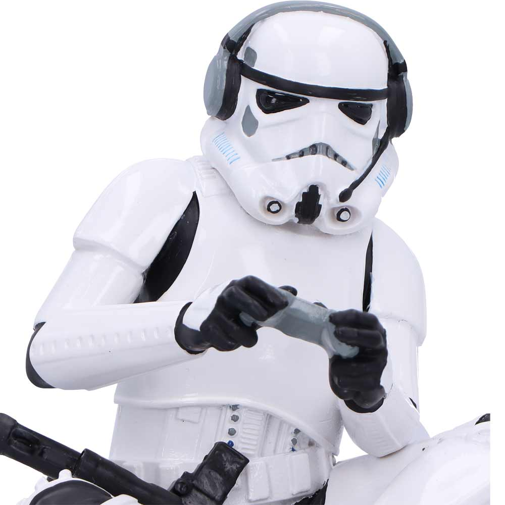Una figura de Stormtrooper de Star Wars sosteniendo un controlador de juegos.