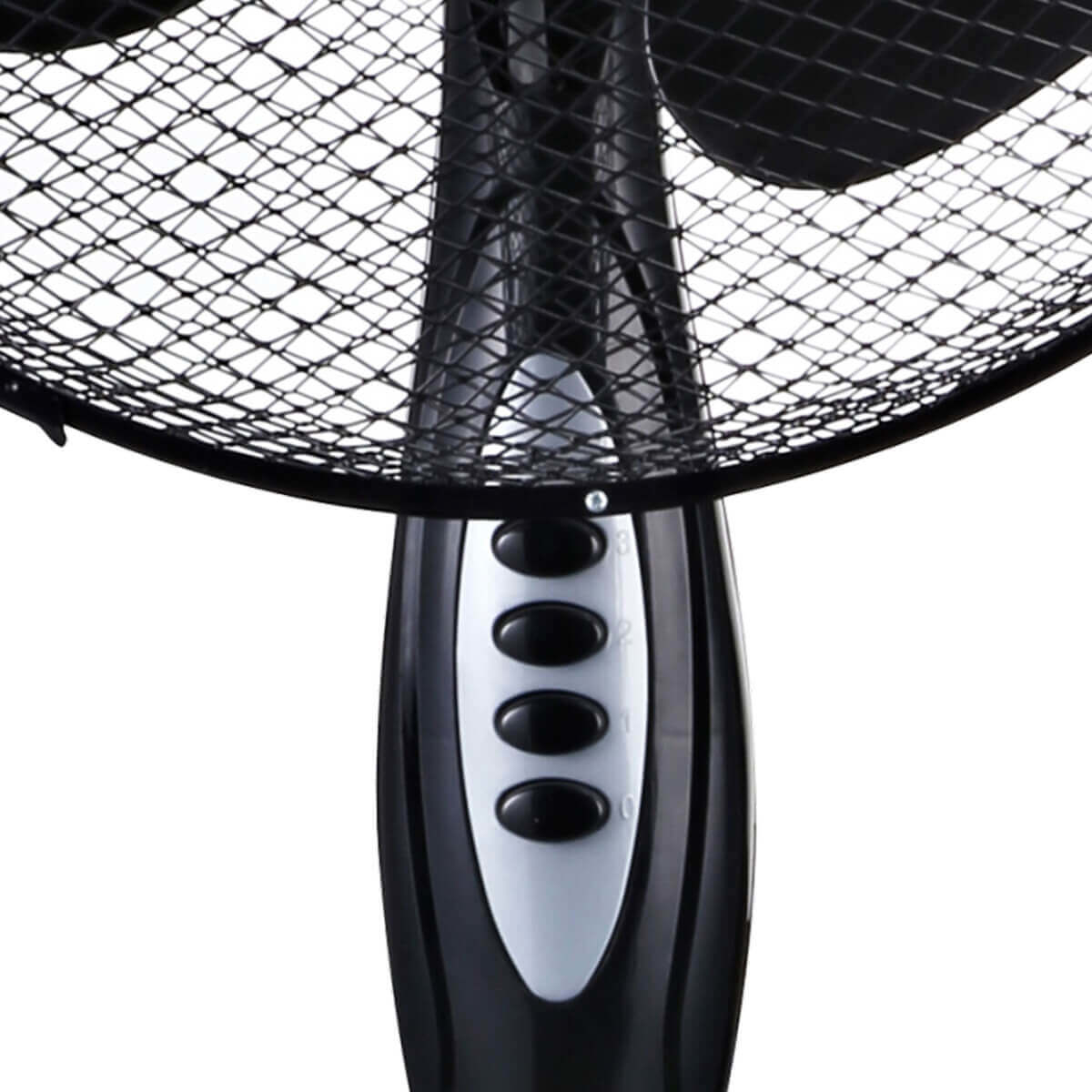 Czarny wentylator z trzema łopatkami i siatką ochronną, zbliżenie.