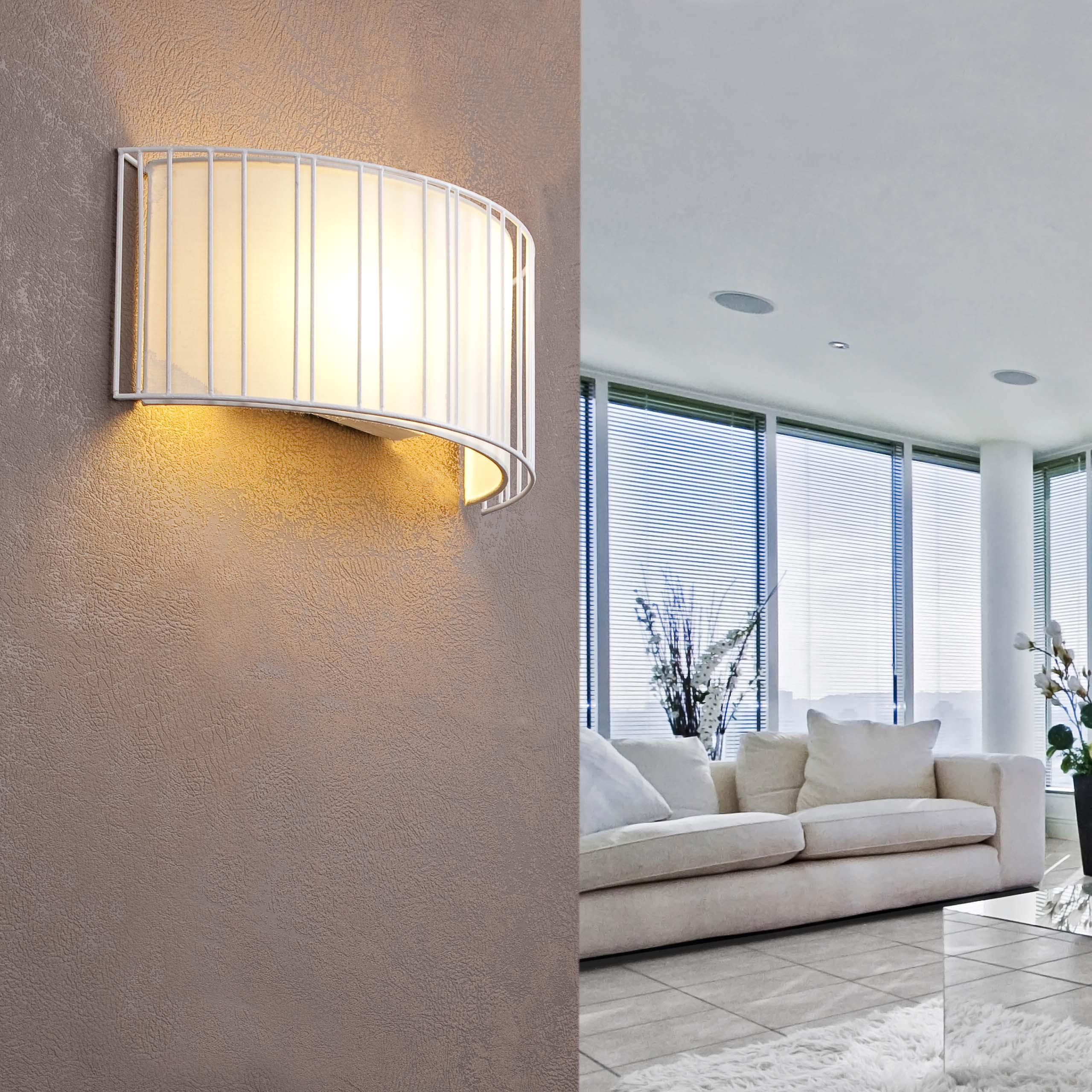 Lampada da parete con cornice in metallo bianco e luce. Un moderno soggiorno sullo sfondo.