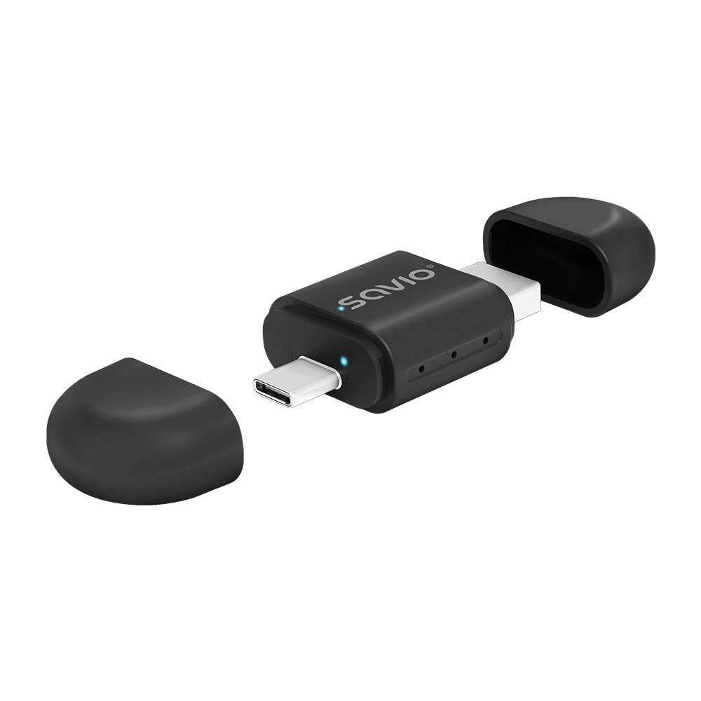 Adaptador USB-C negro con tapas en ambos extremos. El adaptador está aislado sobre fondo blanco.