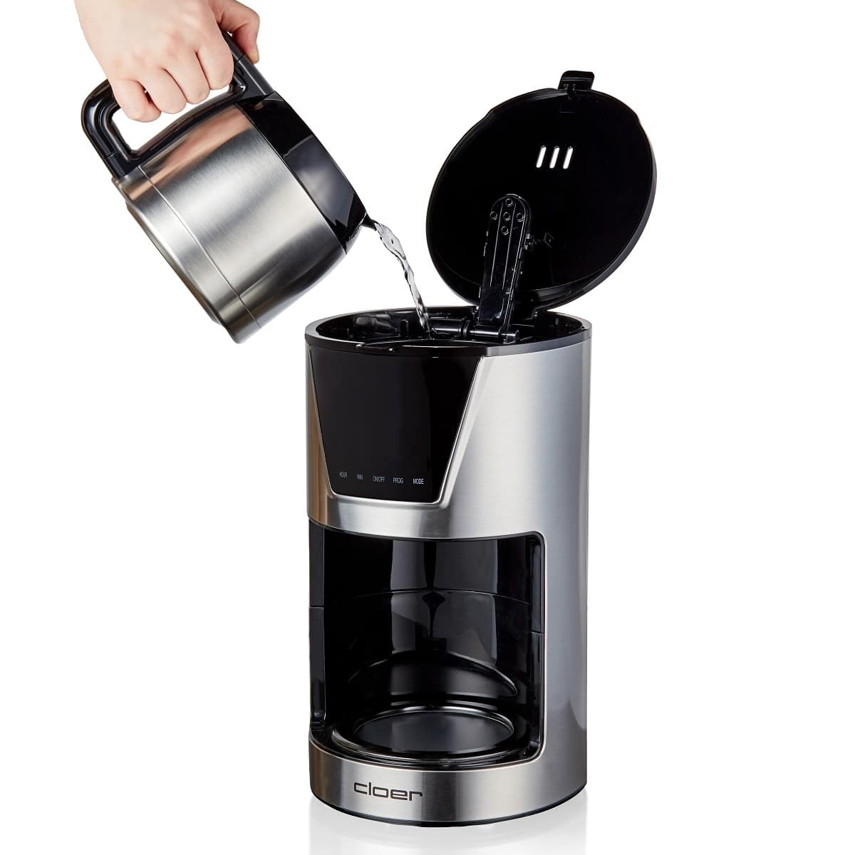 Srebrny ekspres do kawy z czarną pokrywką, napełniany wodą ze srebrnego dzbanka.