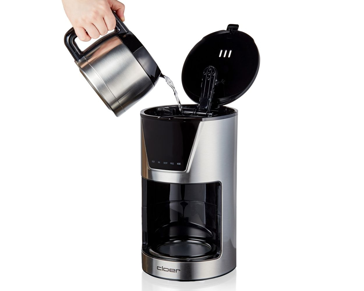 Osoba wlewa wodę do srebrno-czarnego ekspresu do kawy.